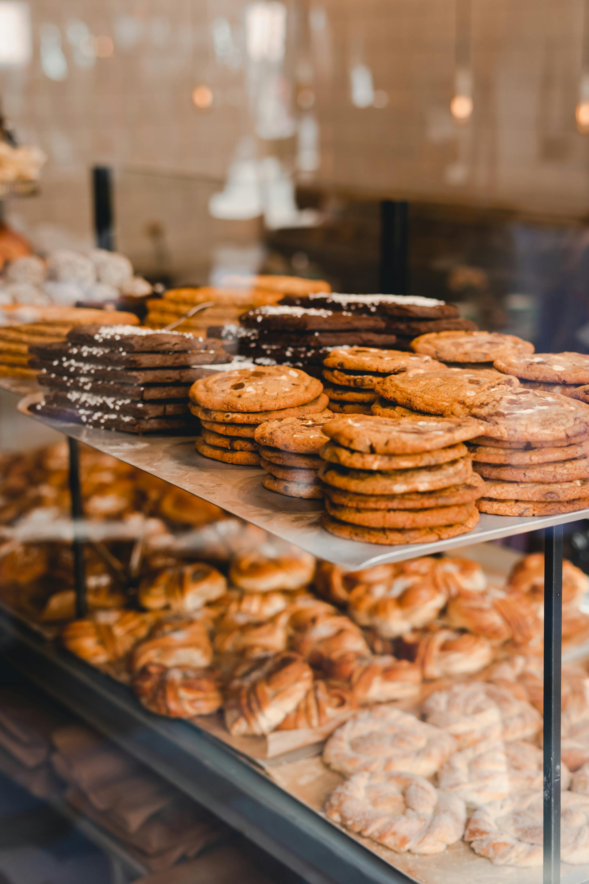 Ausgestellte Kekse in einer Bäckerei | Quelle: Pexels