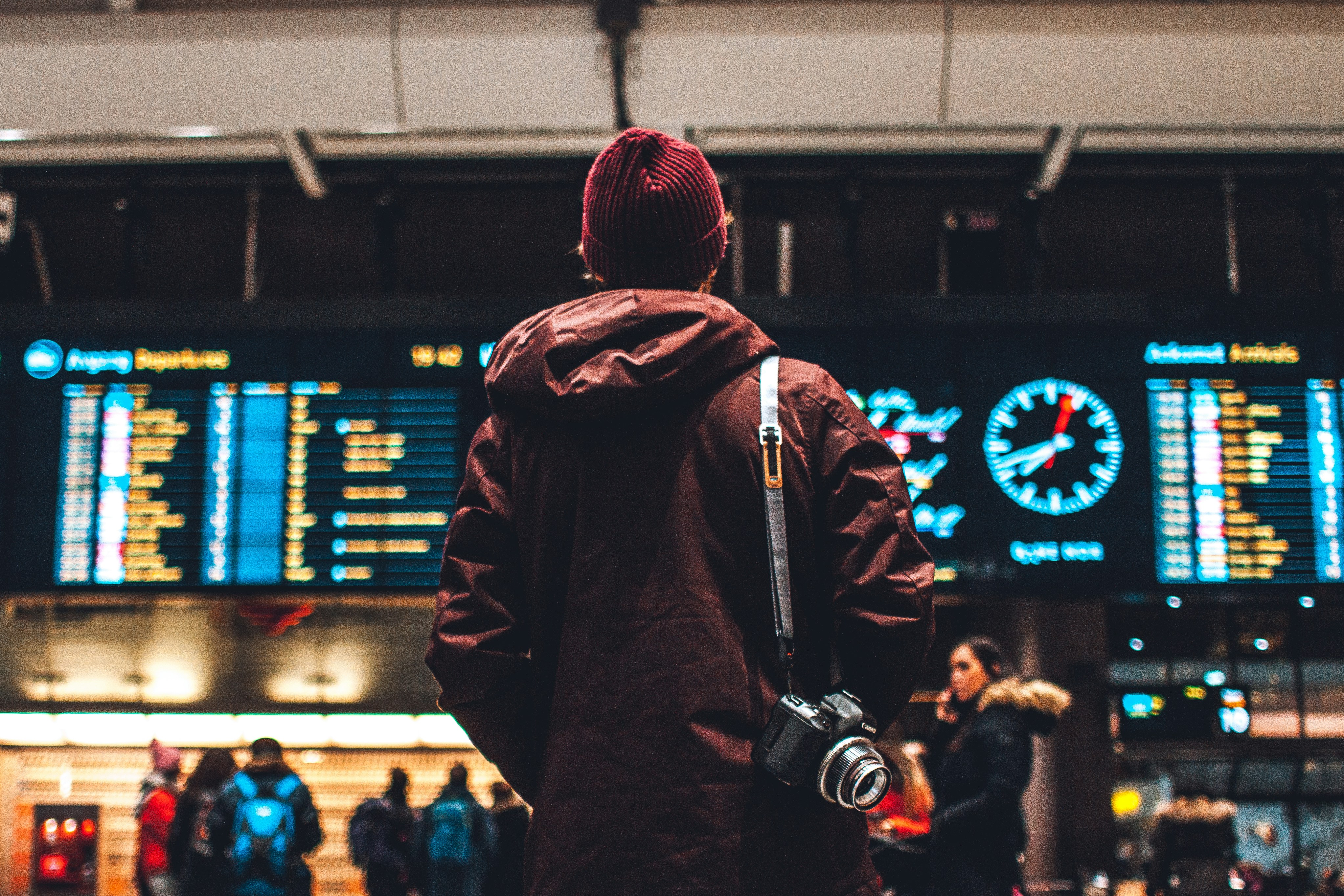 Eine Person, die in einem Flughafen steht | Quelle: Unsplash