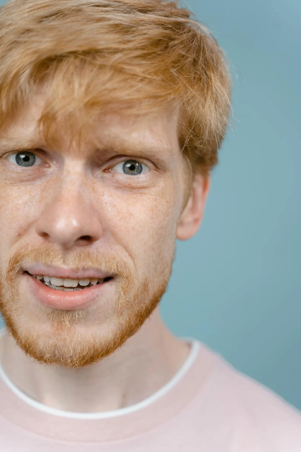 Ein unsicherer Mann | Quelle: Pexels