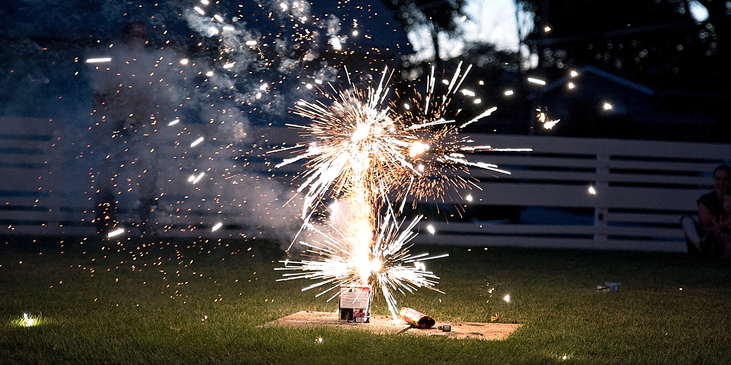 Feuerwerk in einem Hinterhof | Quelle: Shutterstock