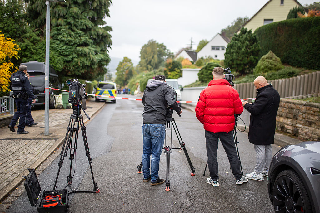 Die Presse steht in der Nähe des Wohnhauses der designierten Bürgermeisterin von Herdecke, Iris Stalzer, nachdem sie am 7. Oktober 2025 in Herdecke niedergestochen wurde. | Quelle: Getty Images