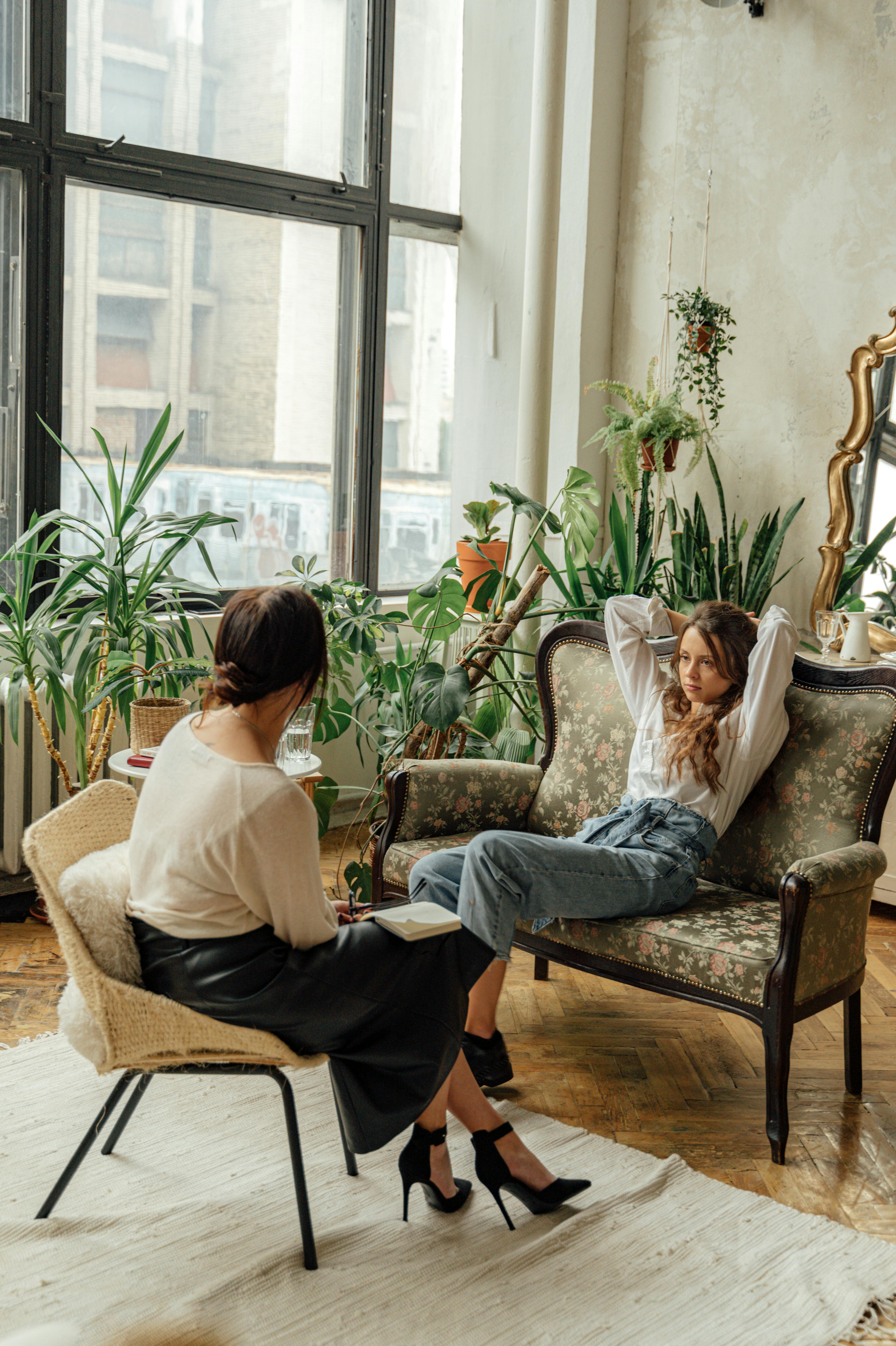 Zwei Frauen sitzen im Büro eines Beraters | Quelle: Pexels
