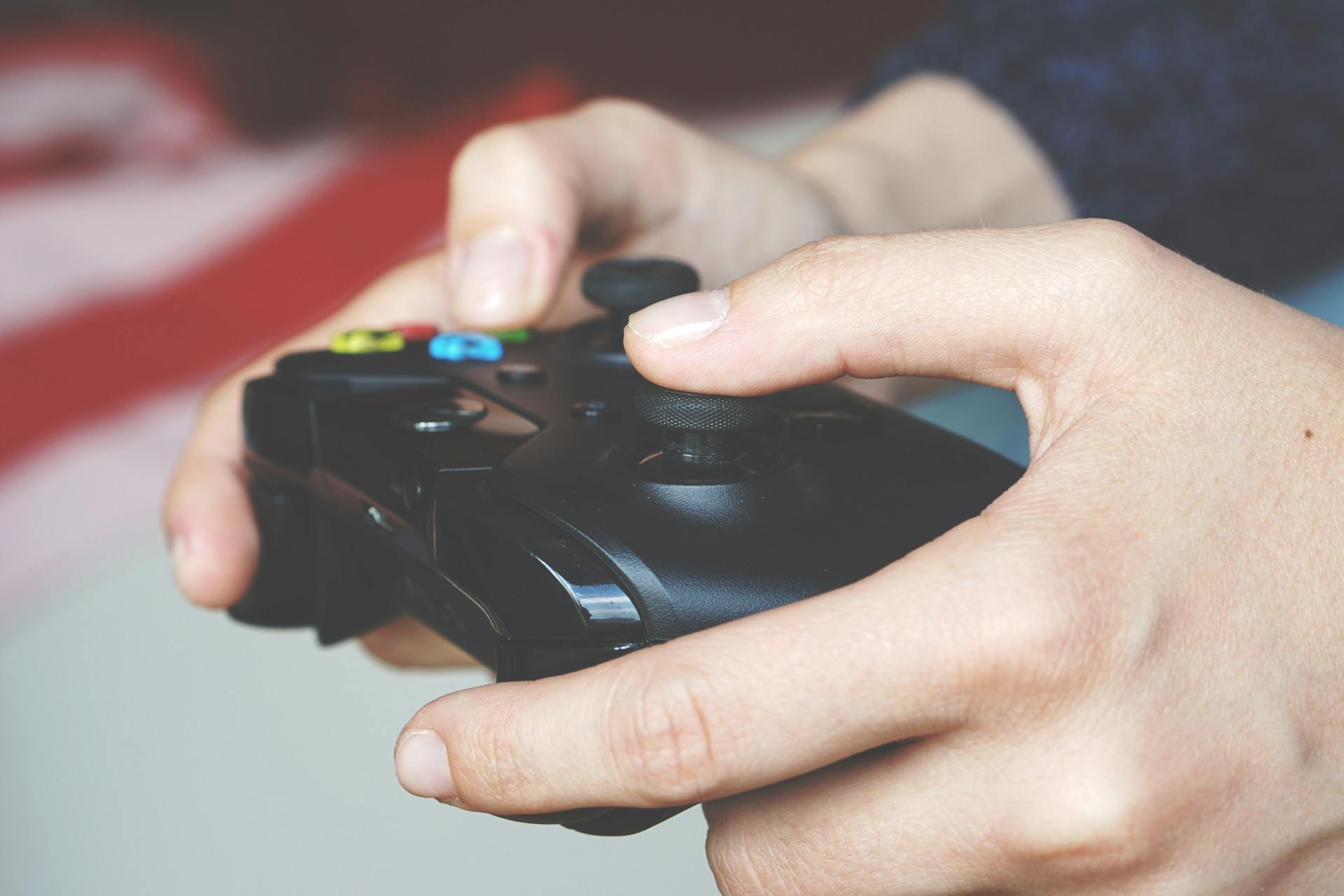 Ein Mann hält einen Xbox-Controller | Quelle: Pexels