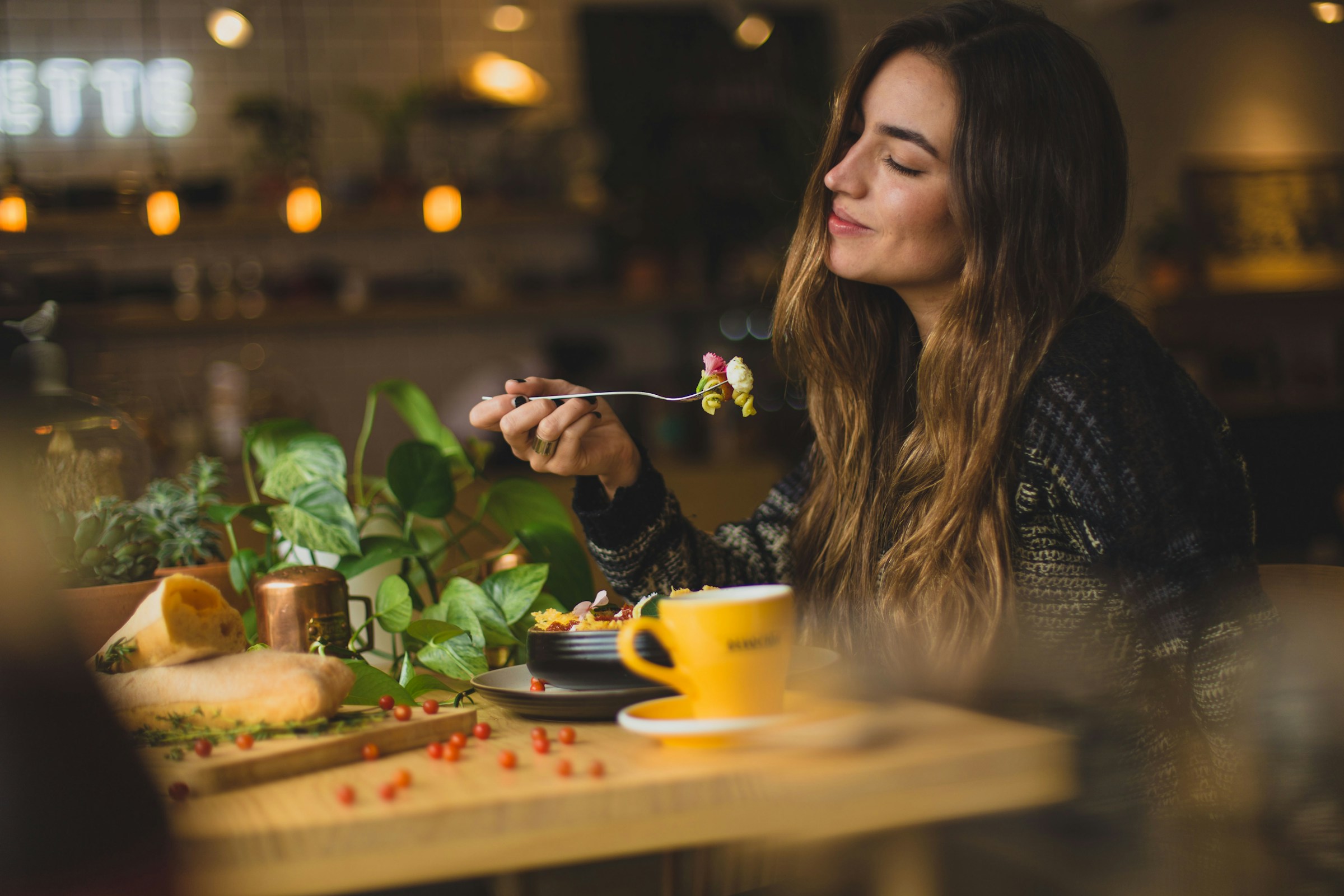 Eine Frau beim Essen | Quelle: Unsplash