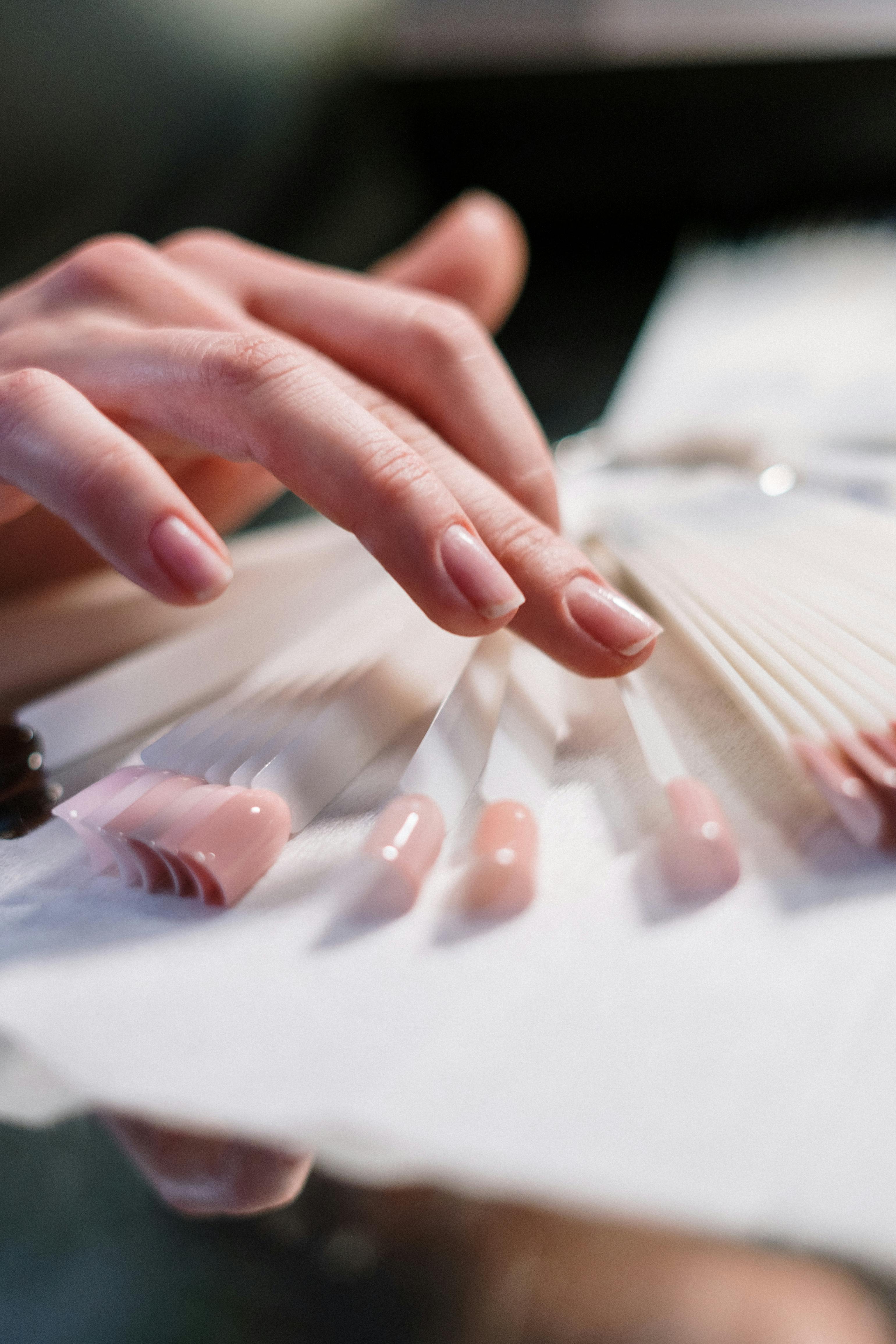 Eine Person wählt eine Nagelfarbe aus | Quelle: Pexels