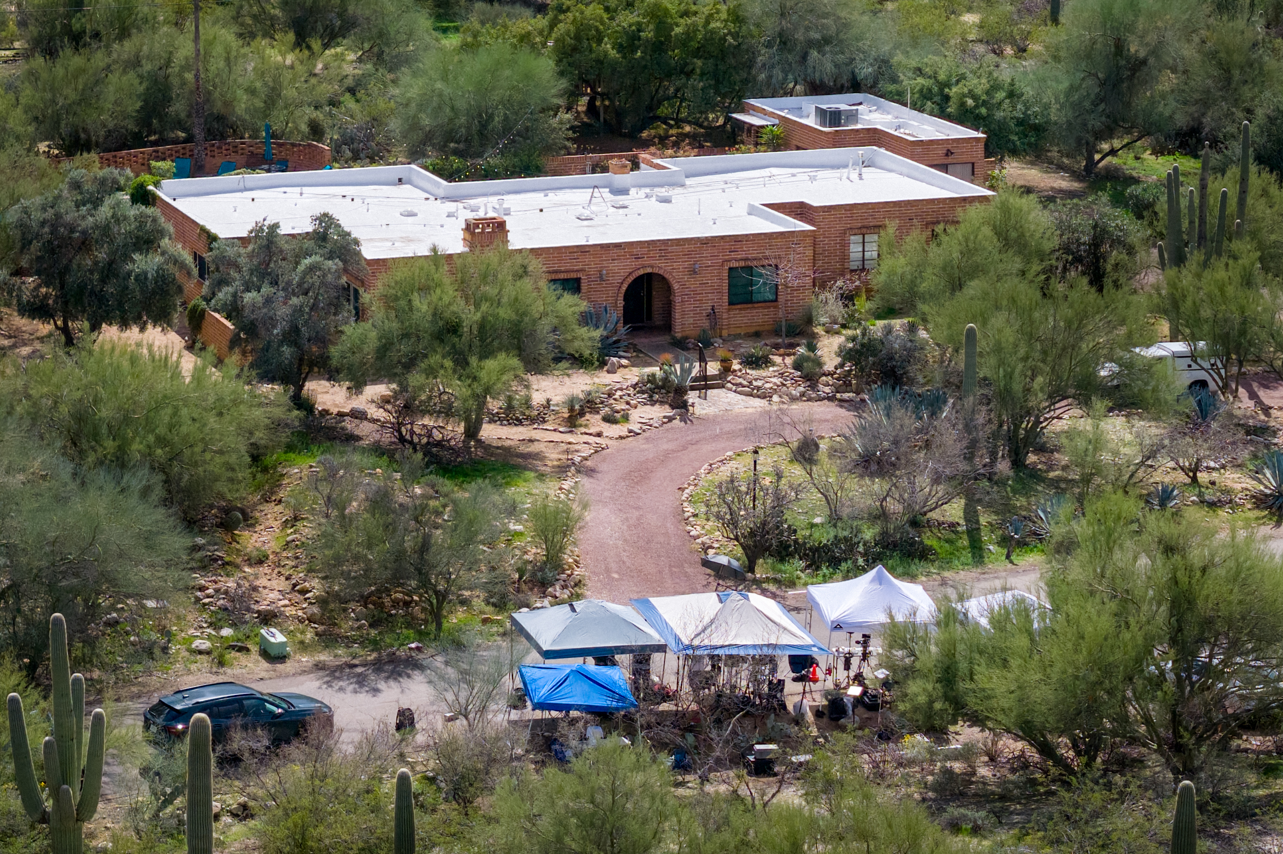 Nancy Guthries Haus in Tucson geriet in den Mittelpunkt einer dringenden Ermittlung, nachdem die Behörden mitteilten, dass sie offenbar aus ihrem Haus entführt worden sei. Was als Suche nach einer vermissten Mutter begann, entwickelte sich später zu einem Fall mit Lösegeldforderungen, dem Einsatz von FBI-Ressourcen und einer immer länger werdenden Liste von Hinweisen. | Quelle: Getty Images