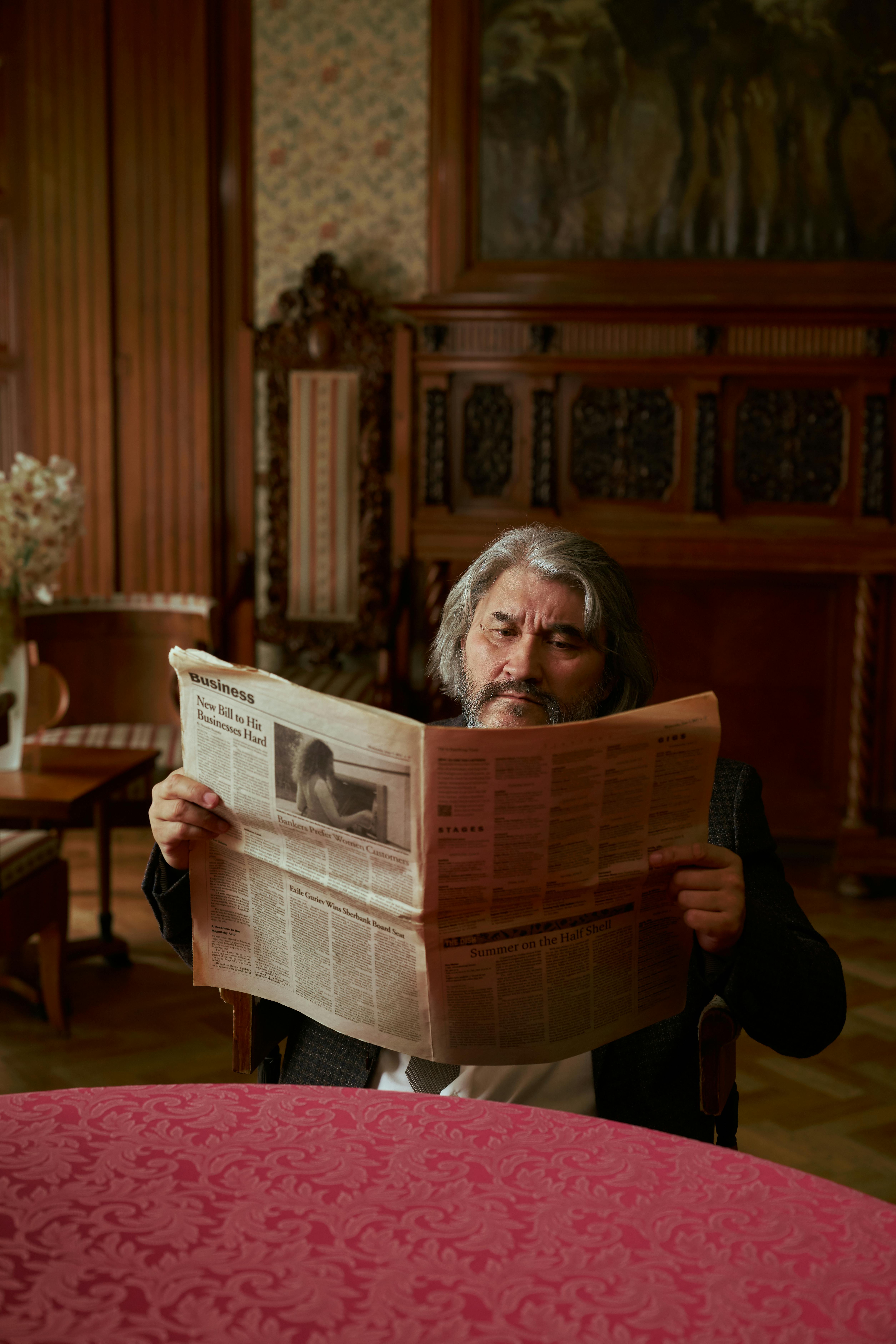 Ein Mann liest eine Zeitung | Quelle: Pexels