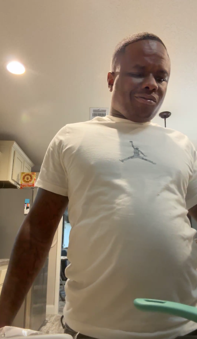 Shamarcus Carr beim Kochen und im Gespräch mit der Kamera in seinem Livestream vom 14. Juni 2025 | Quelle: Facebook/Thè Frenchman