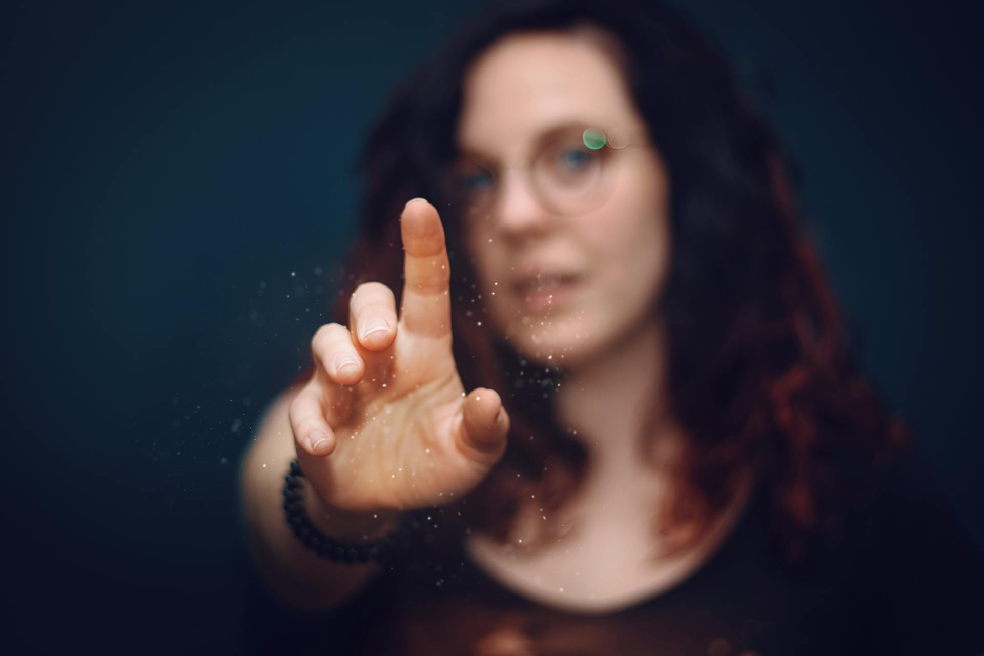 Eine Frau, die mit dem Finger auf jemanden zeigt | Quelle: Pexels