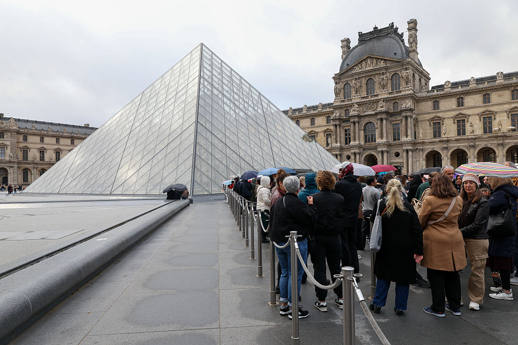 PARIS, FRANKREICH - 20. OKTOBER: Blick auf den Louvre Paris, wo die Menschen Schlange stehen, am 20. Oktober 2025 in Paris, Frankreich. Frankreichs Kulturministerin Rachida Dati kündigte die Schließung des weltberühmten Kunstmuseums am X an, da der Raubüberfall kurz nach der Öffnung des Louvre stattfand. | Quelle: Getty Images