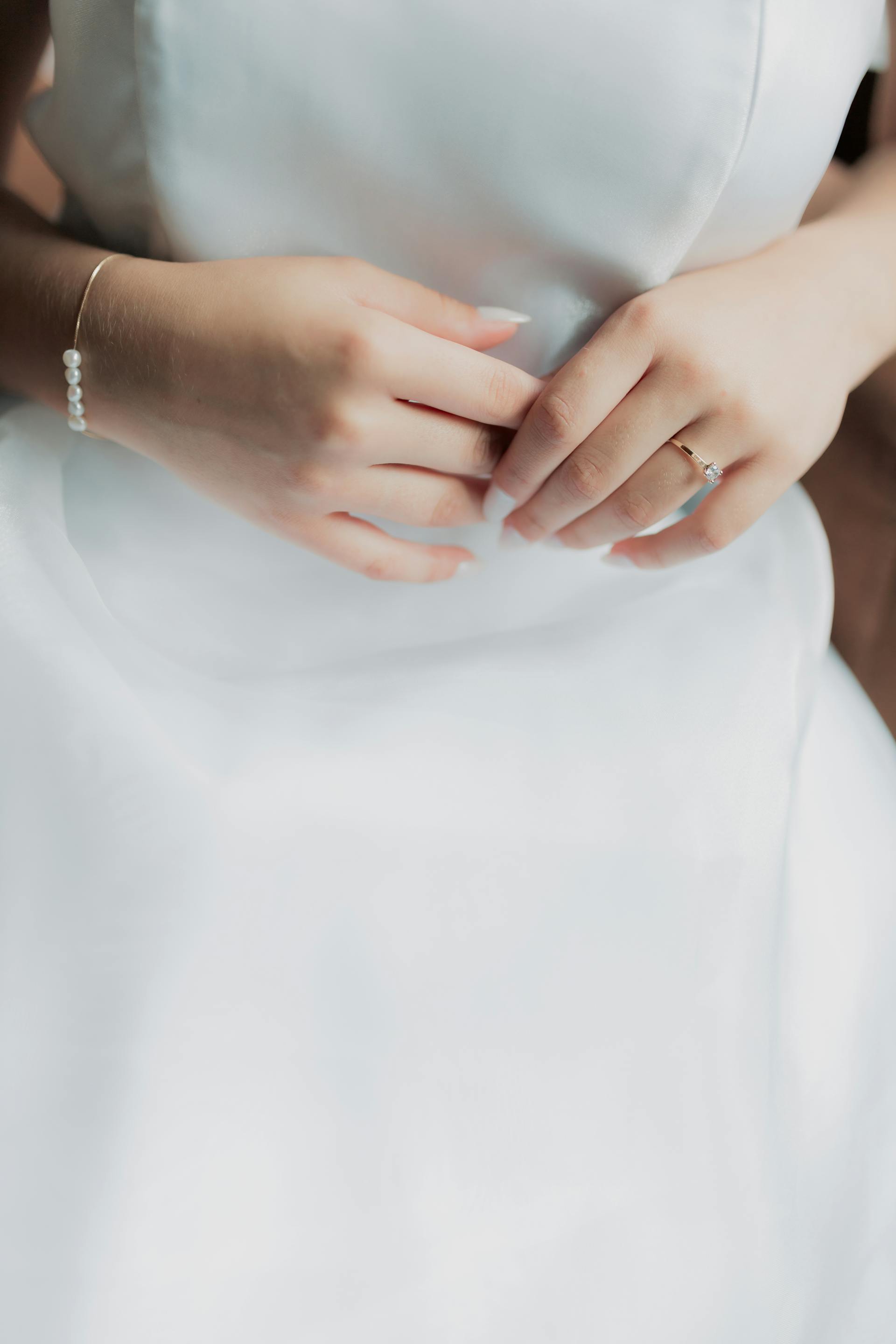 Eine Nahaufnahme der Hände einer Braut | Quelle: Pexels