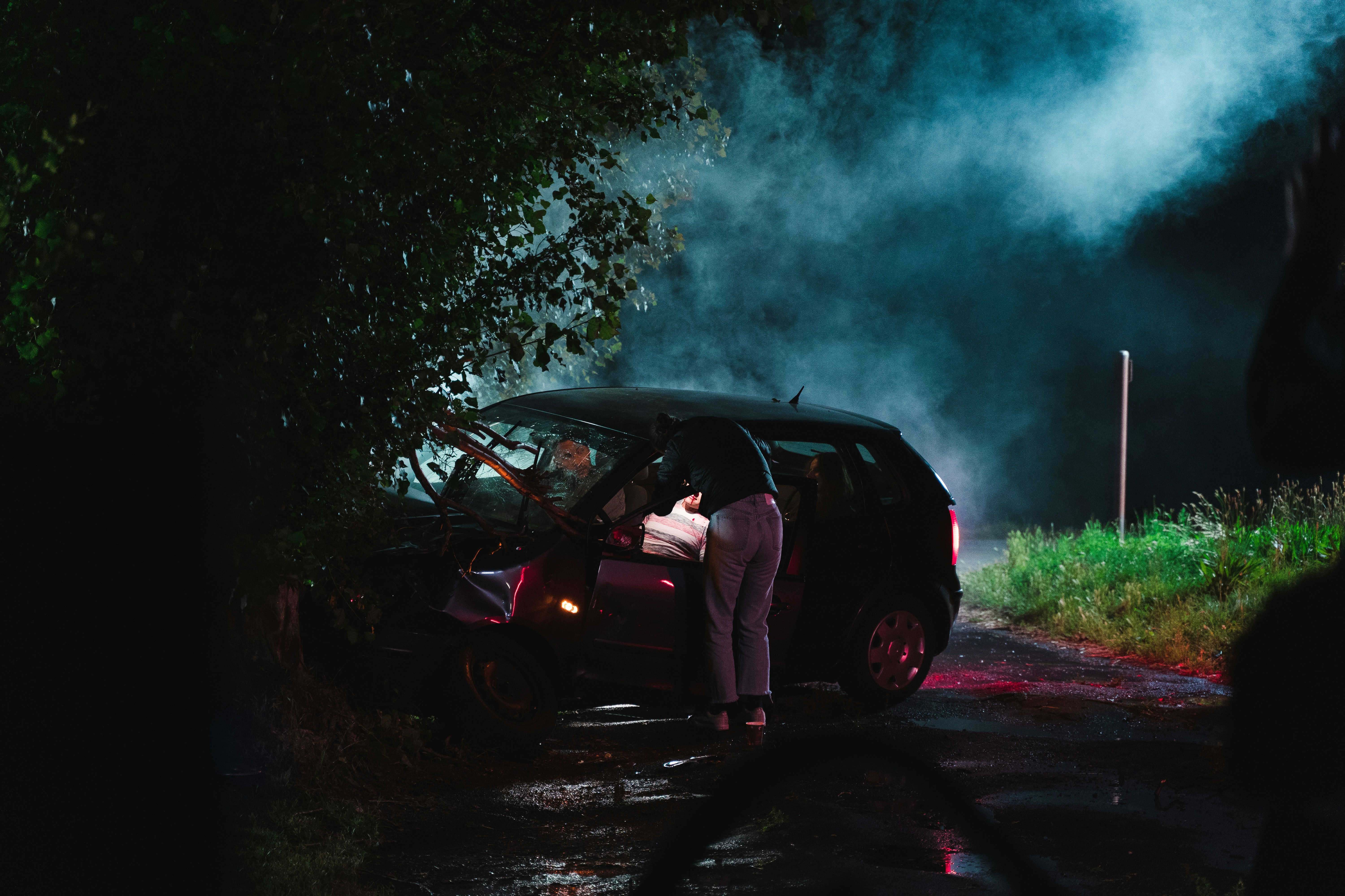 Eine Person, die an einer Unfallstelle steht | Quelle: Unsplash
