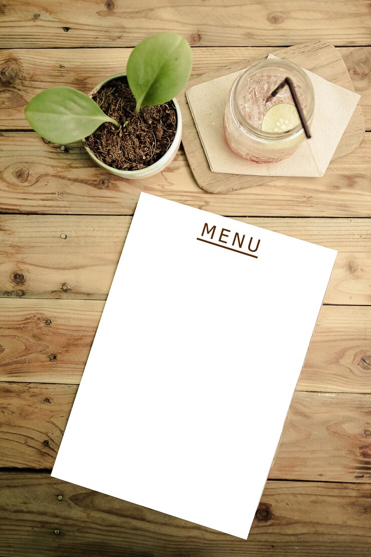 Eine Speisekarte auf einem Tisch | Quelle: Freepik