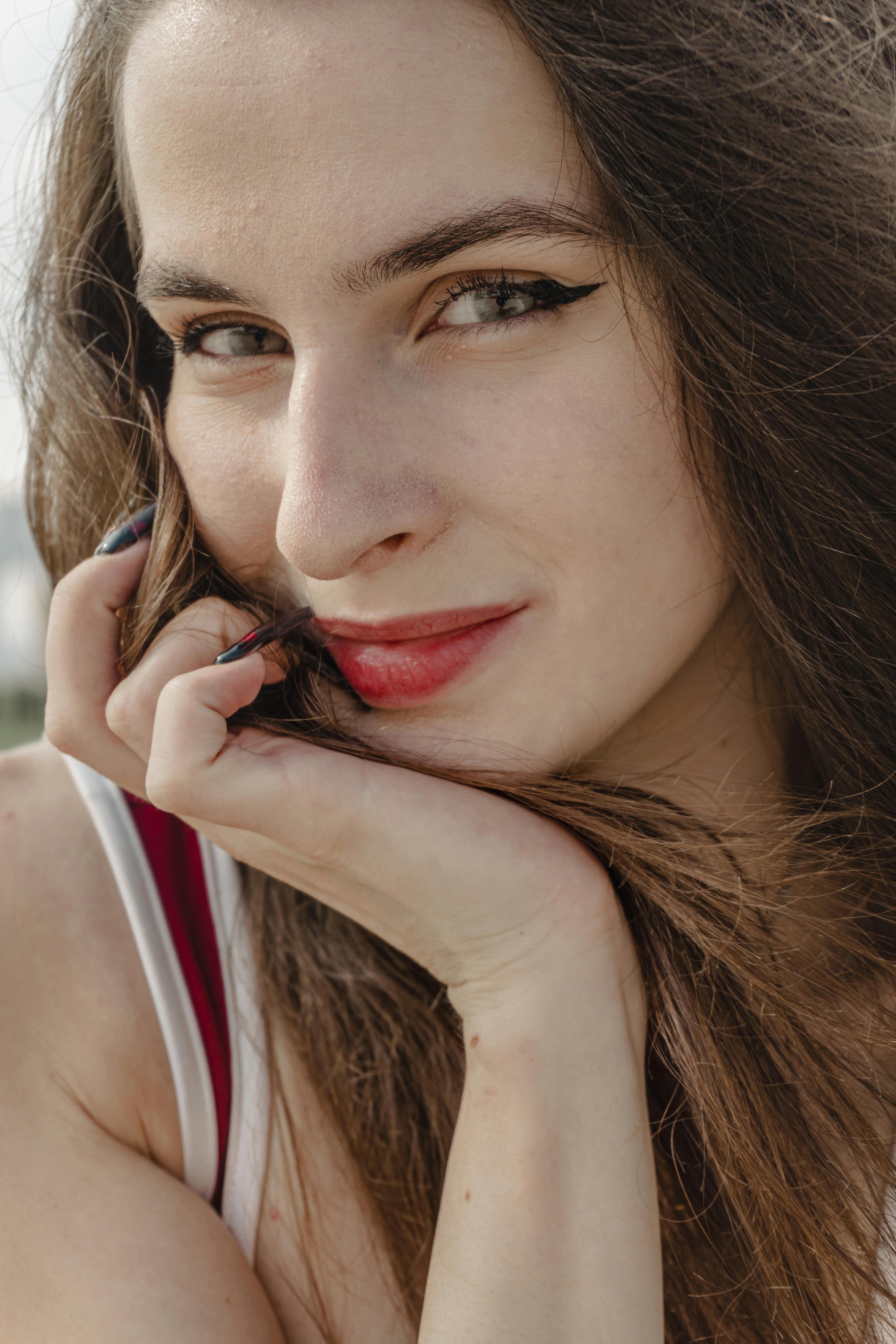 Eine schlaue Frau, die lächelt | Quelle: Pexels