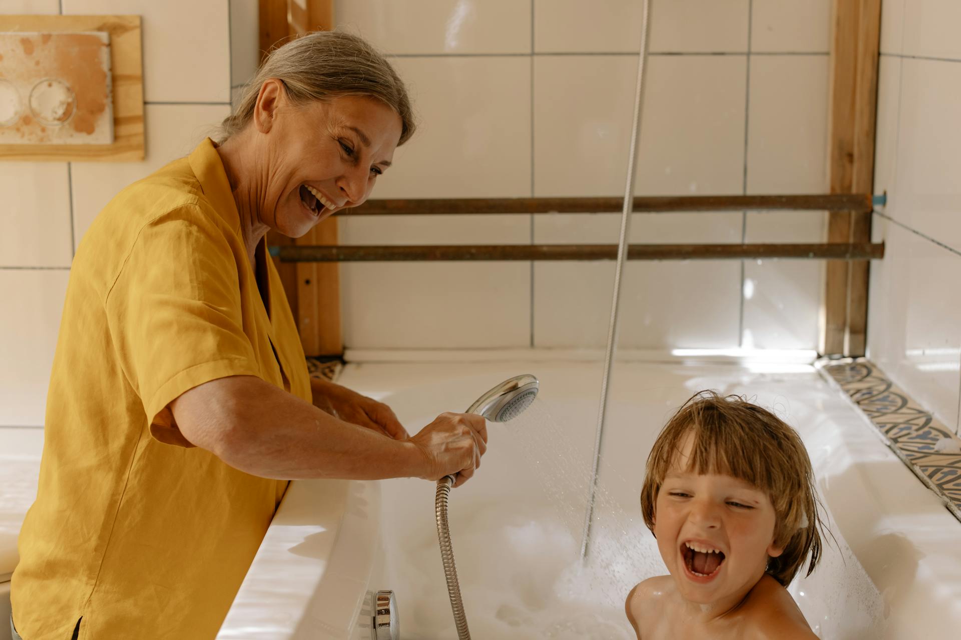 Oma, die ihren Enkel badet | Quelle: Pexels