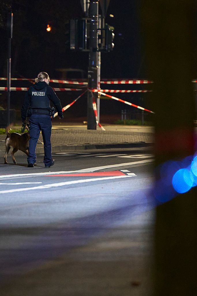 22. Dezember 2025, Hessen, Gießen: Eine Polizistin geht mit einem Hund eine Straße entlang. Ein Auto soll in eine Bushaltestelle gefahren sein, vier Menschen wurden laut Polizei verletzt. | Quelle: Getty Images