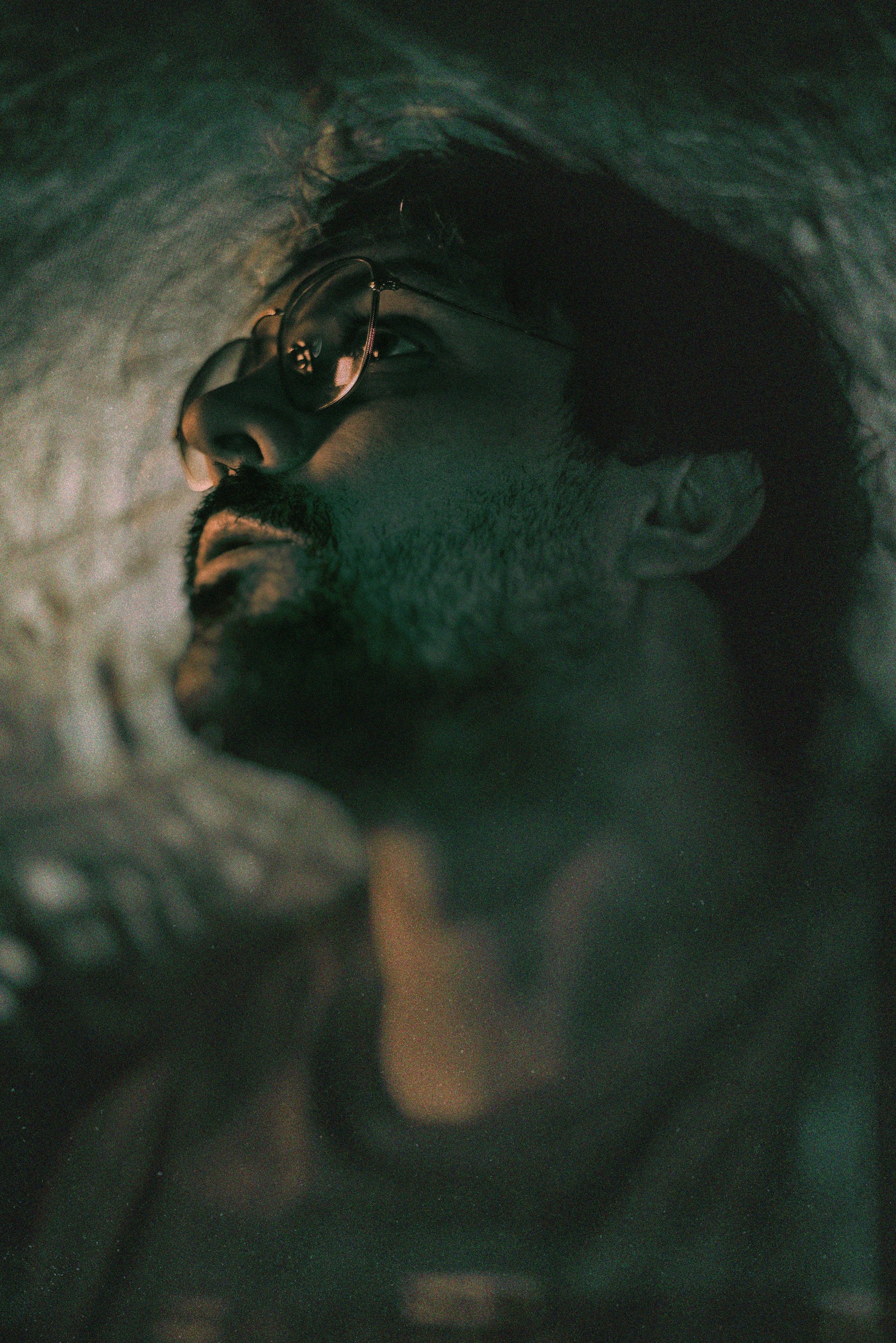 Ein Mann, der auf etwas starrt | Quelle: Unsplash