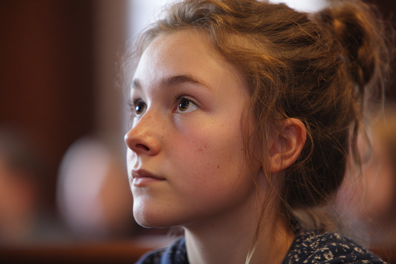 Ein Mädchen steht in einem Gerichtssaal | Quelle: Midjourney