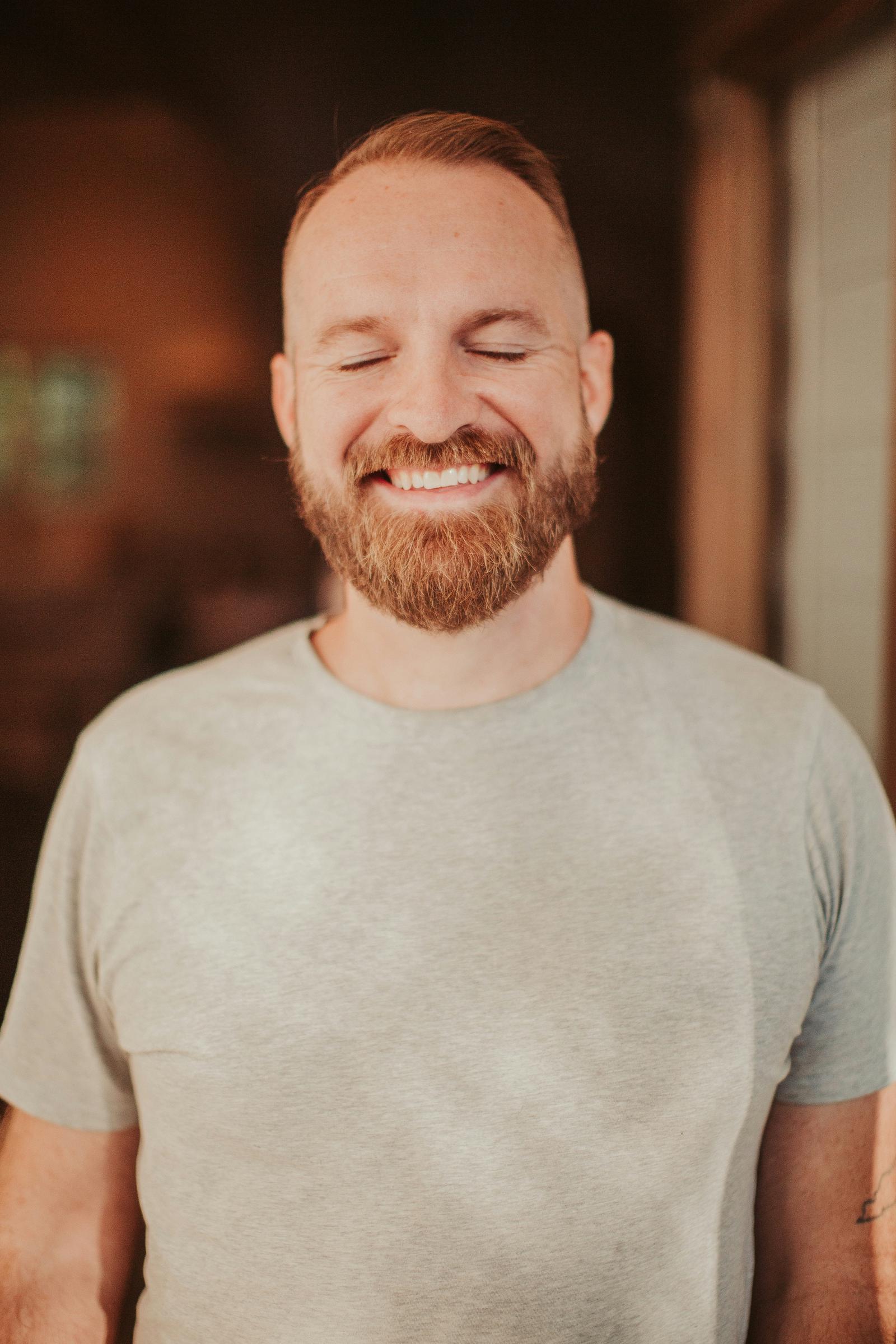 Ein lächelnder Mann | Quelle: Unsplash