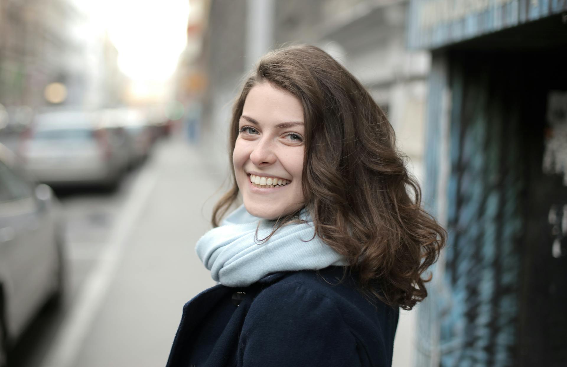 Eine junge Frau lächelt | Quelle: Pexels