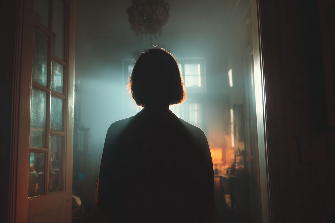Eine Silhouette einer Frau | Quelle: Midjourney