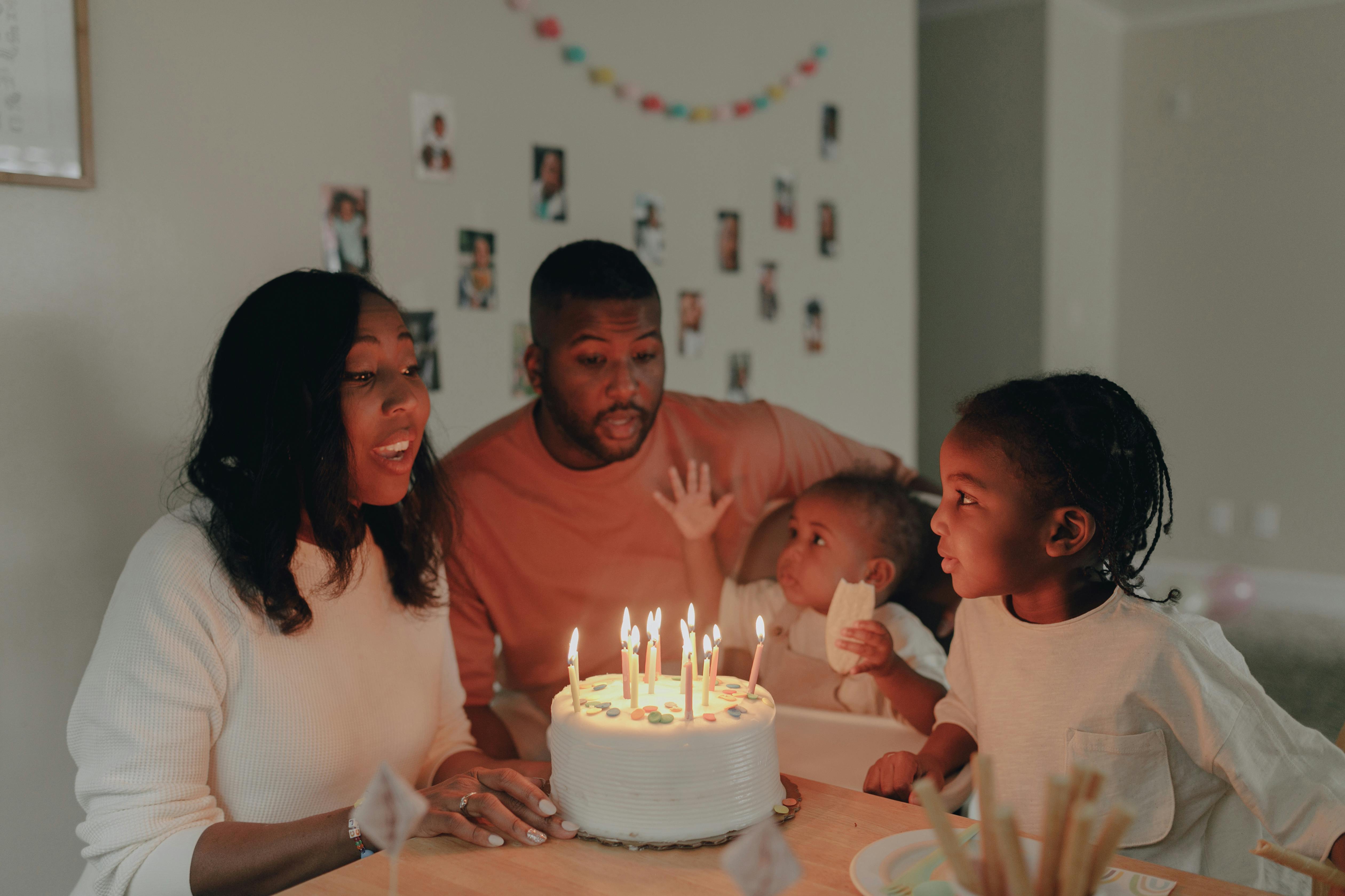 Eine junge Familie, die einen Geburtstag feiert | Quelle: Pexels