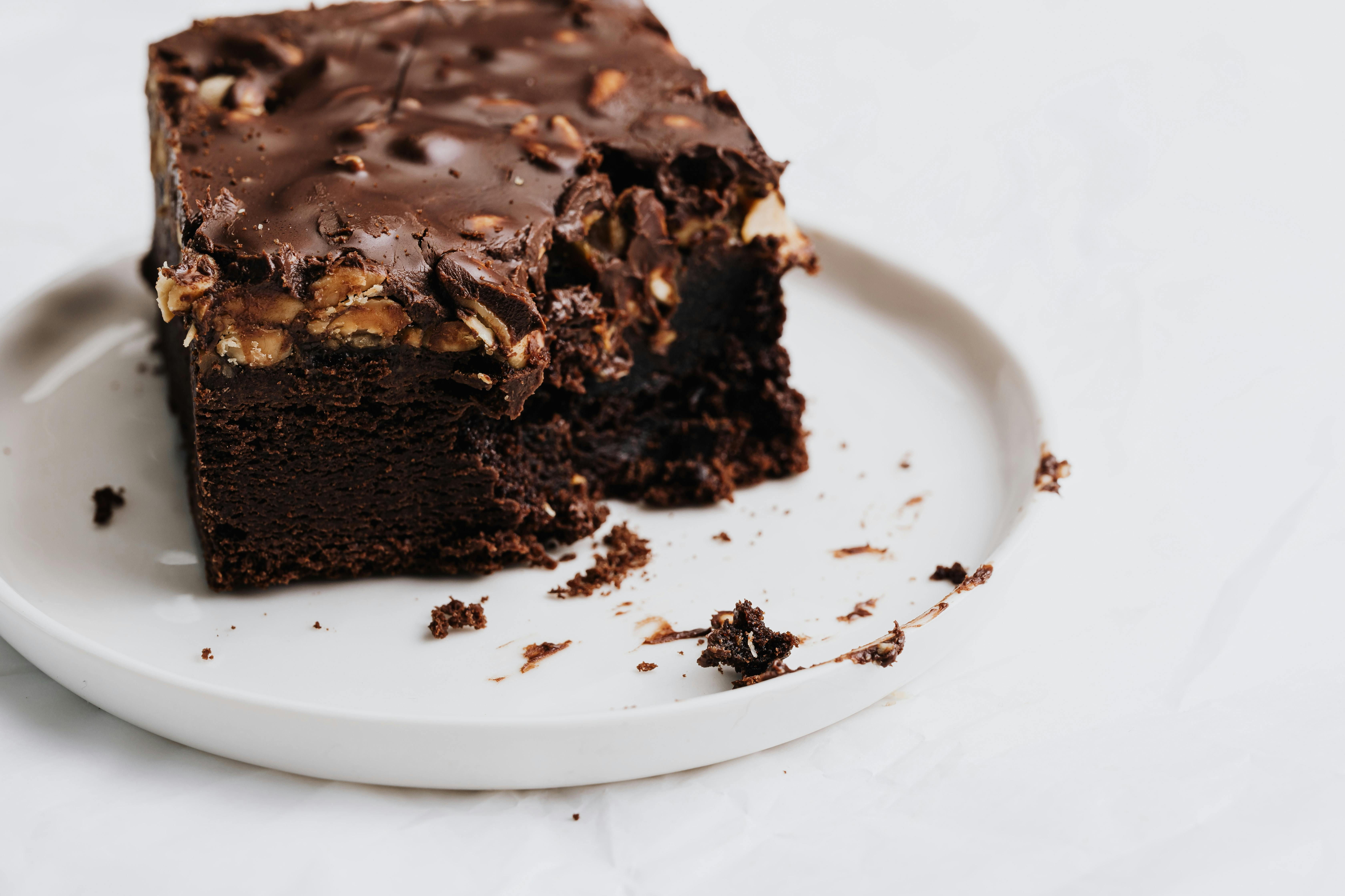 Ein Brownie auf einem Teller | Quelle: Pexels