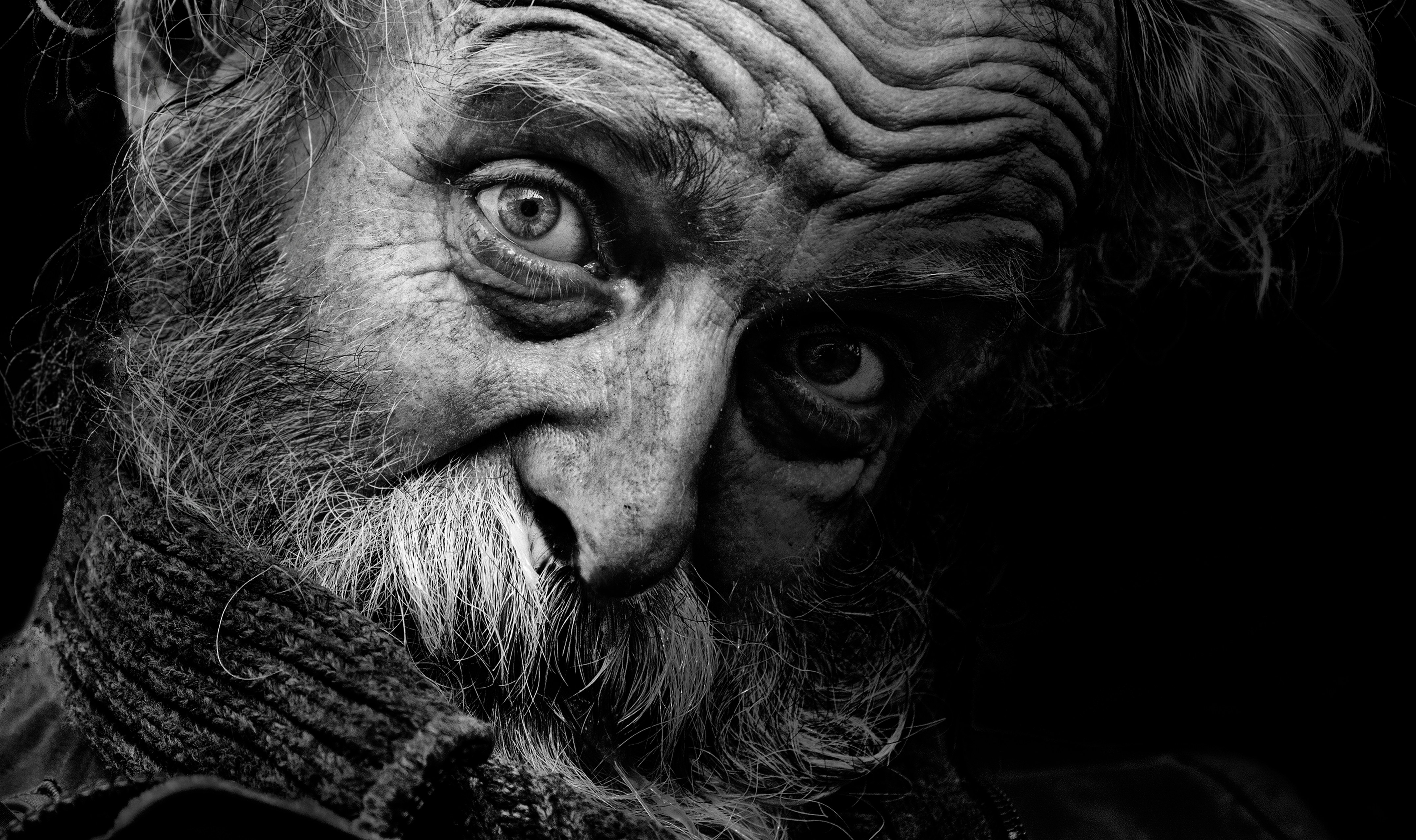 Ein überraschter obdachloser Mann | Quelle: Unsplash