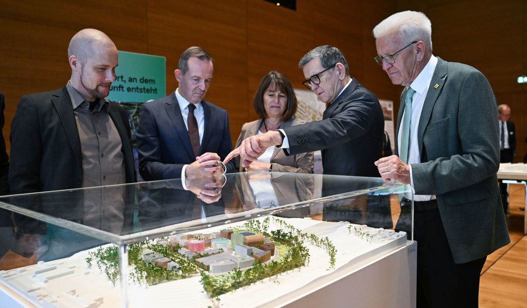 28. August 2023 – Jonas Andrulis, Volker Wissing, Silke Lohmiller, Reinhold Geilsdörfer und Winfried Kretschmann auf dem Heilbronner Bildungscampus. | Quelle: Getty Images