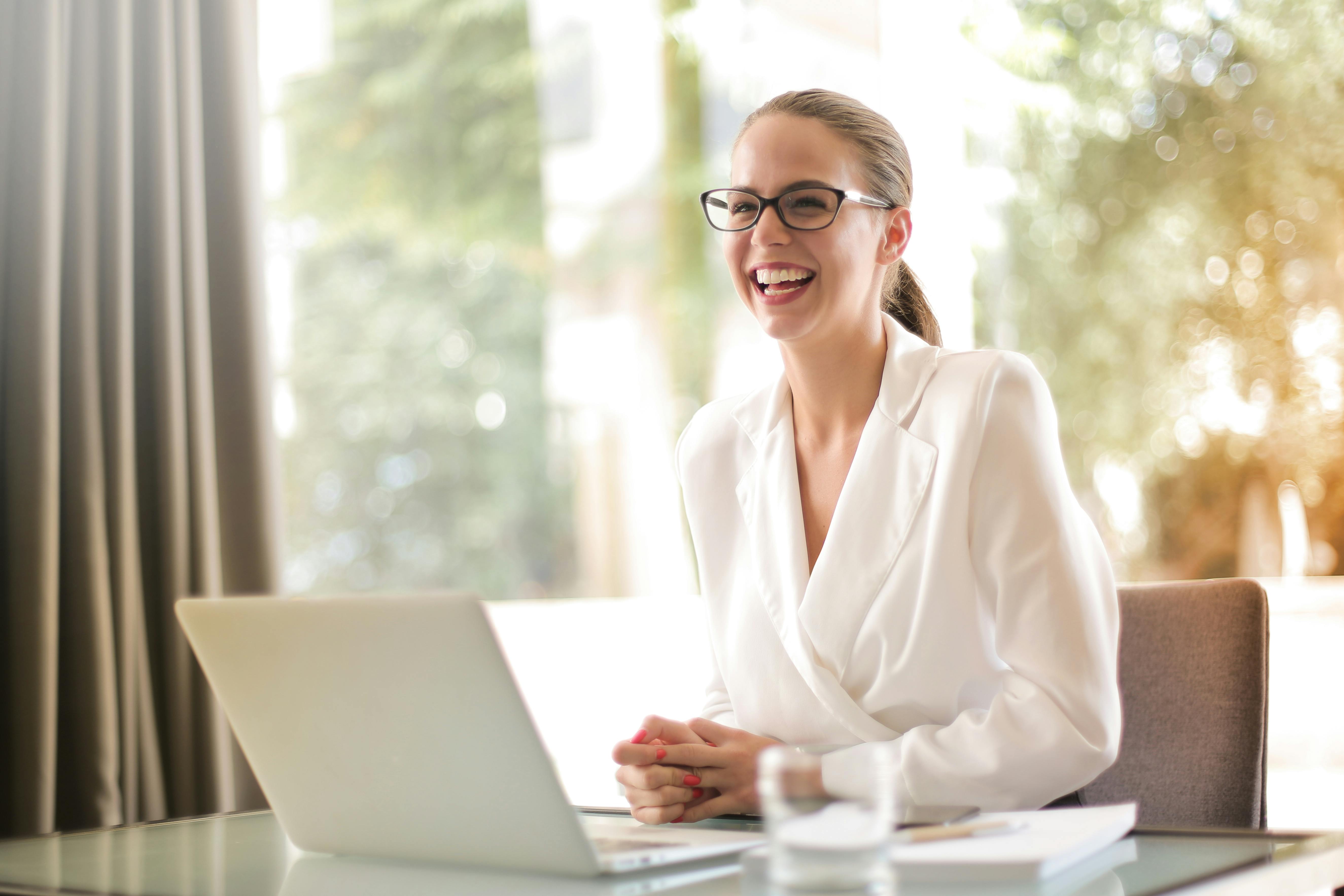 Eine glückliche Frau in ihrem Büro | Quelle: Pexels