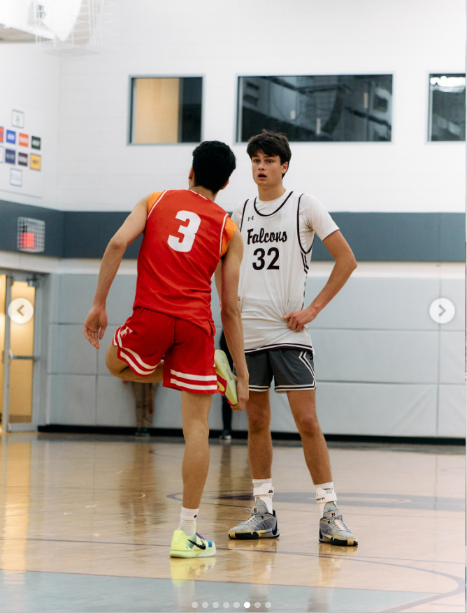 Jack Moynahan spielt Basketball in einem Falcons-Trikot und gibt damit erneut einen Einblick in die athletische Statur und die imposante Größe des 19-Jährigen. | Quelle: Instagram/tombrady