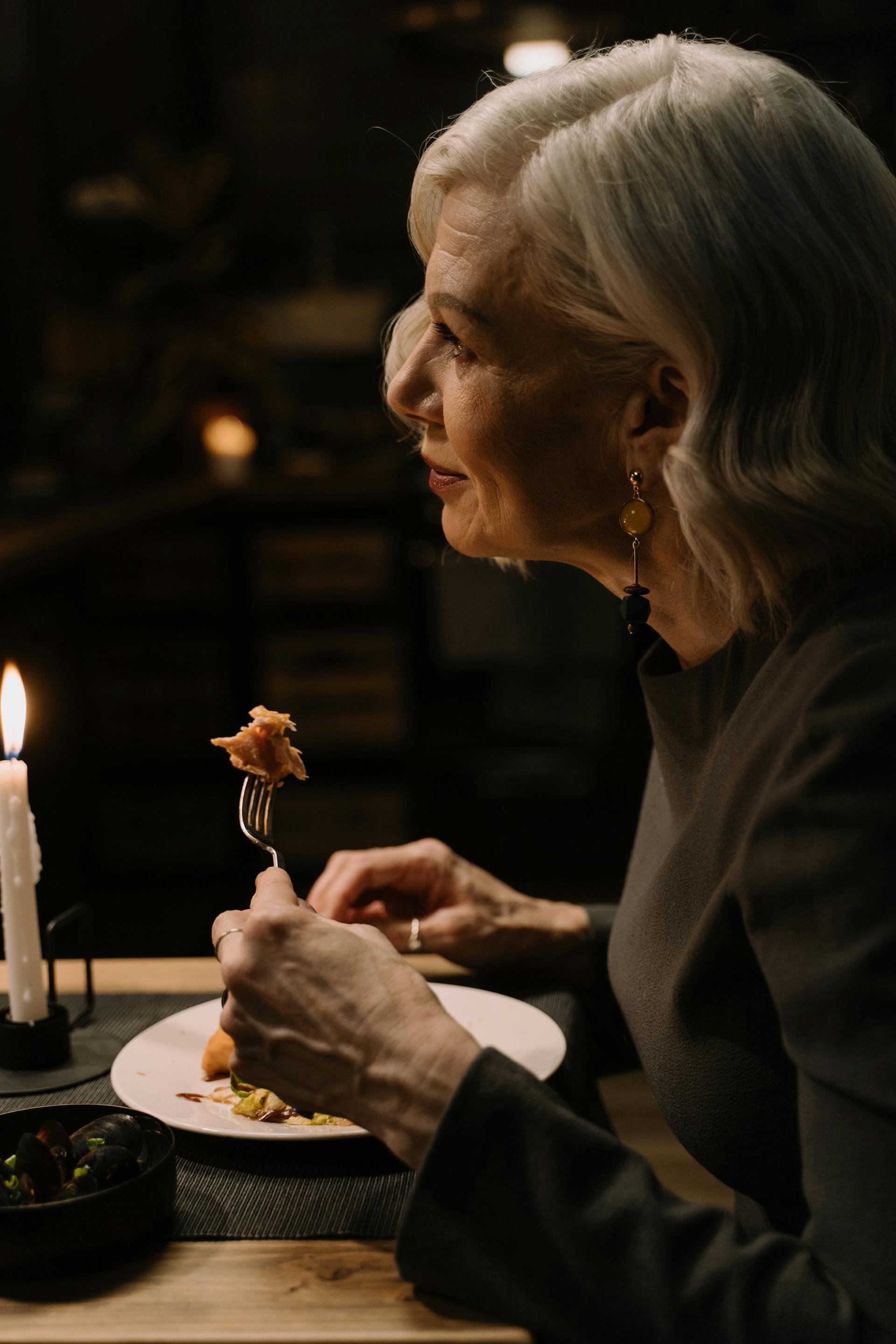 Eine Frau beim Abendessen | Quelle: Pexels