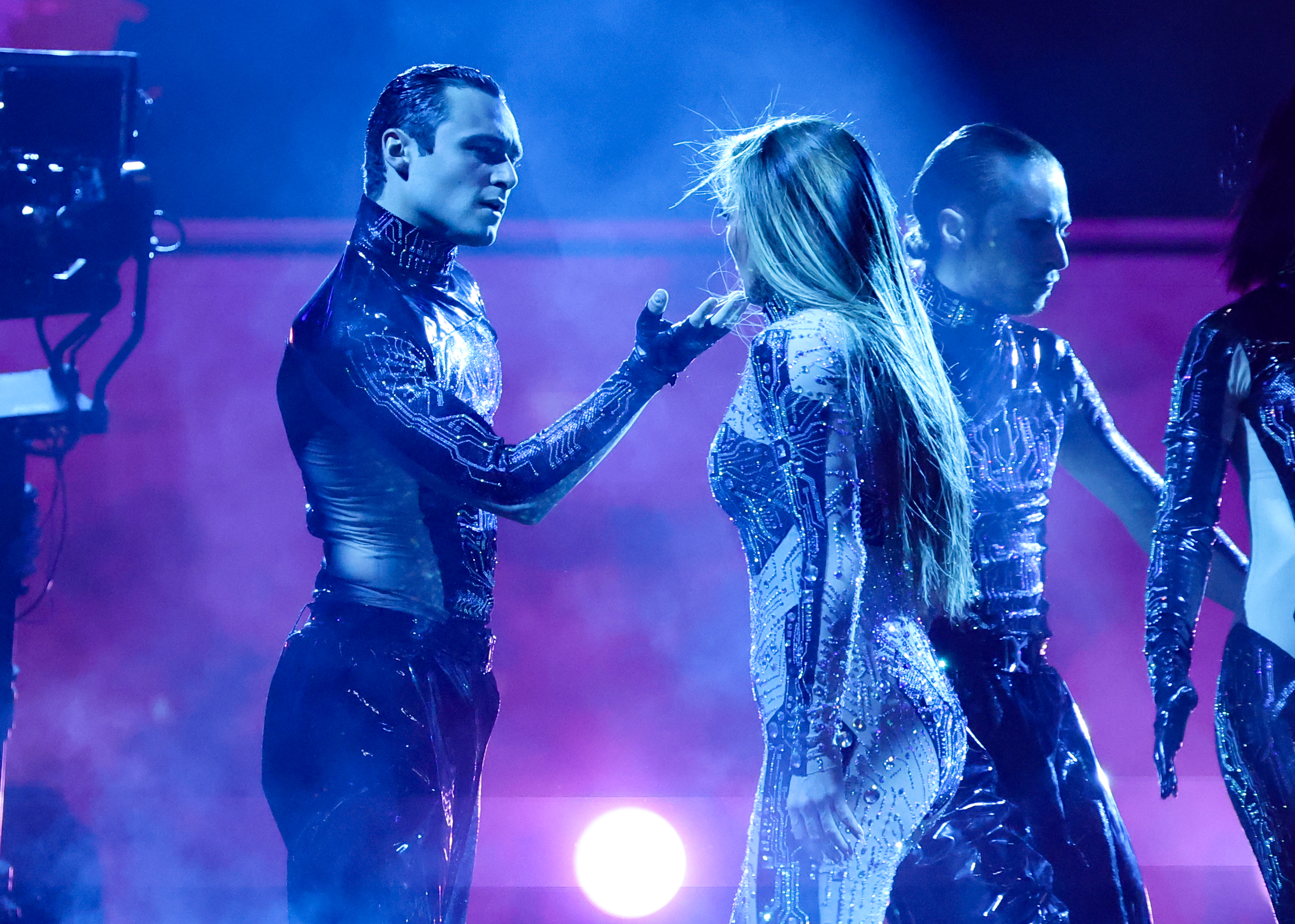Jennifer Lopez und ein männlicher Tänzer treten in einem heftigen und intimen Duell gegeneinander an und verwandeln ihr Set bei den American Music Awards 2025 im Fontainebleau Las Vegas in eine theatralische Mischung aus Tanz, Spannung und Spektakel.