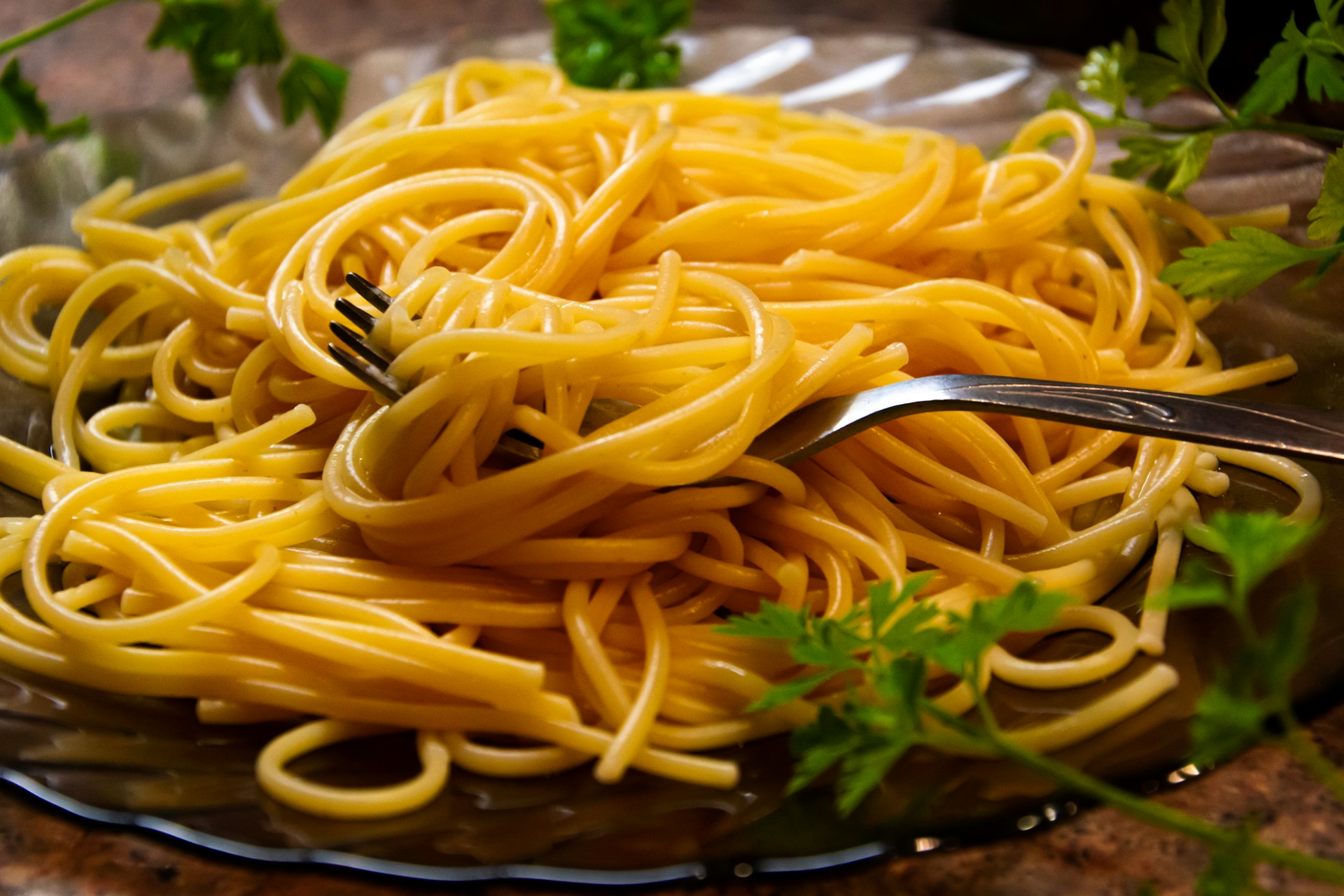 Einfache Spaghetti auf einem Teller | Quelle: Unsplash