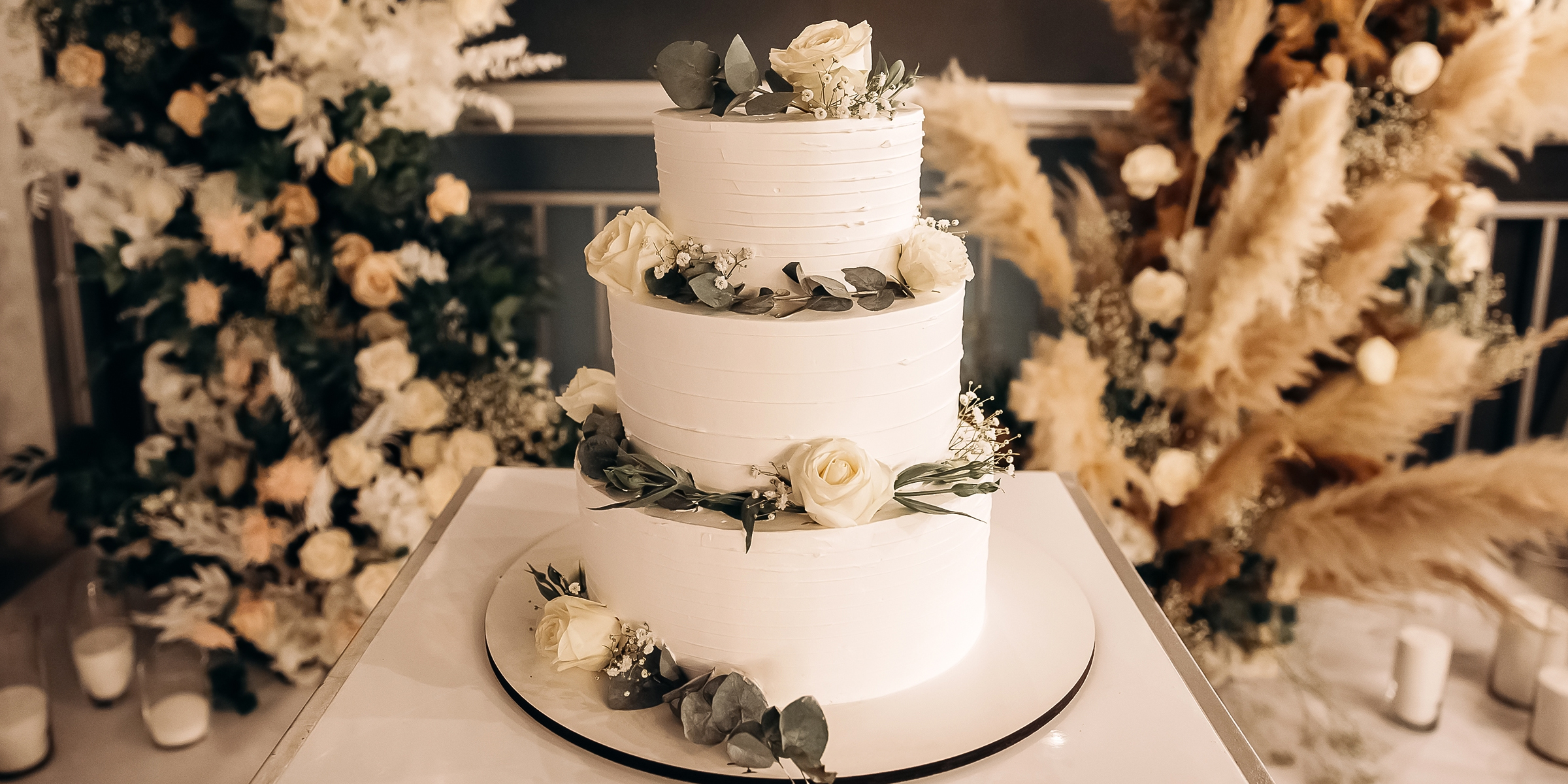 Eine elegante Hochzeitstorte mit frischen Rosen und weicher Buttercreme | Quelle: Shutterstock