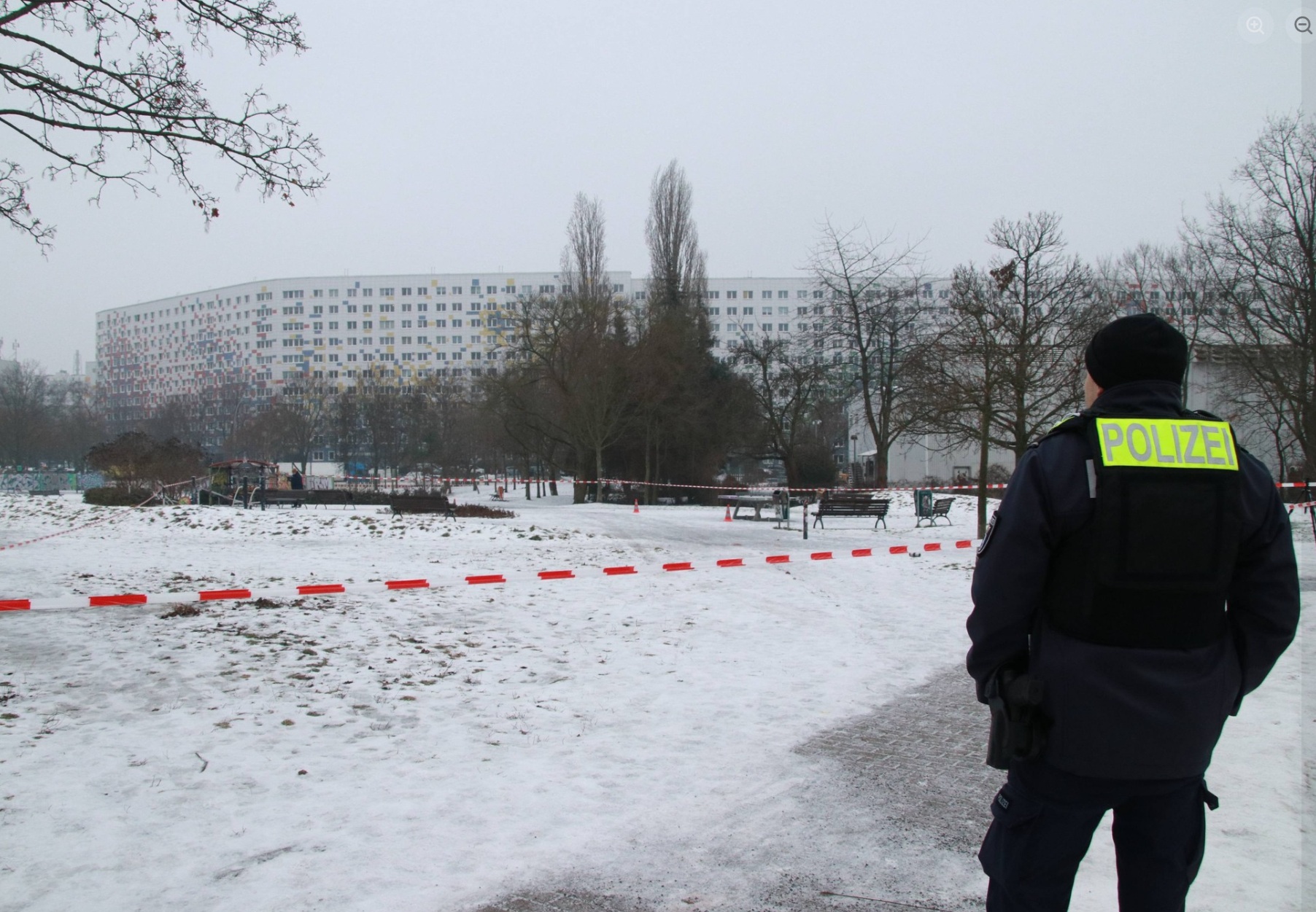 Polizeibeamter am Tatort | Quelle: Facebook/Polizeireport Berlin Brandenburg