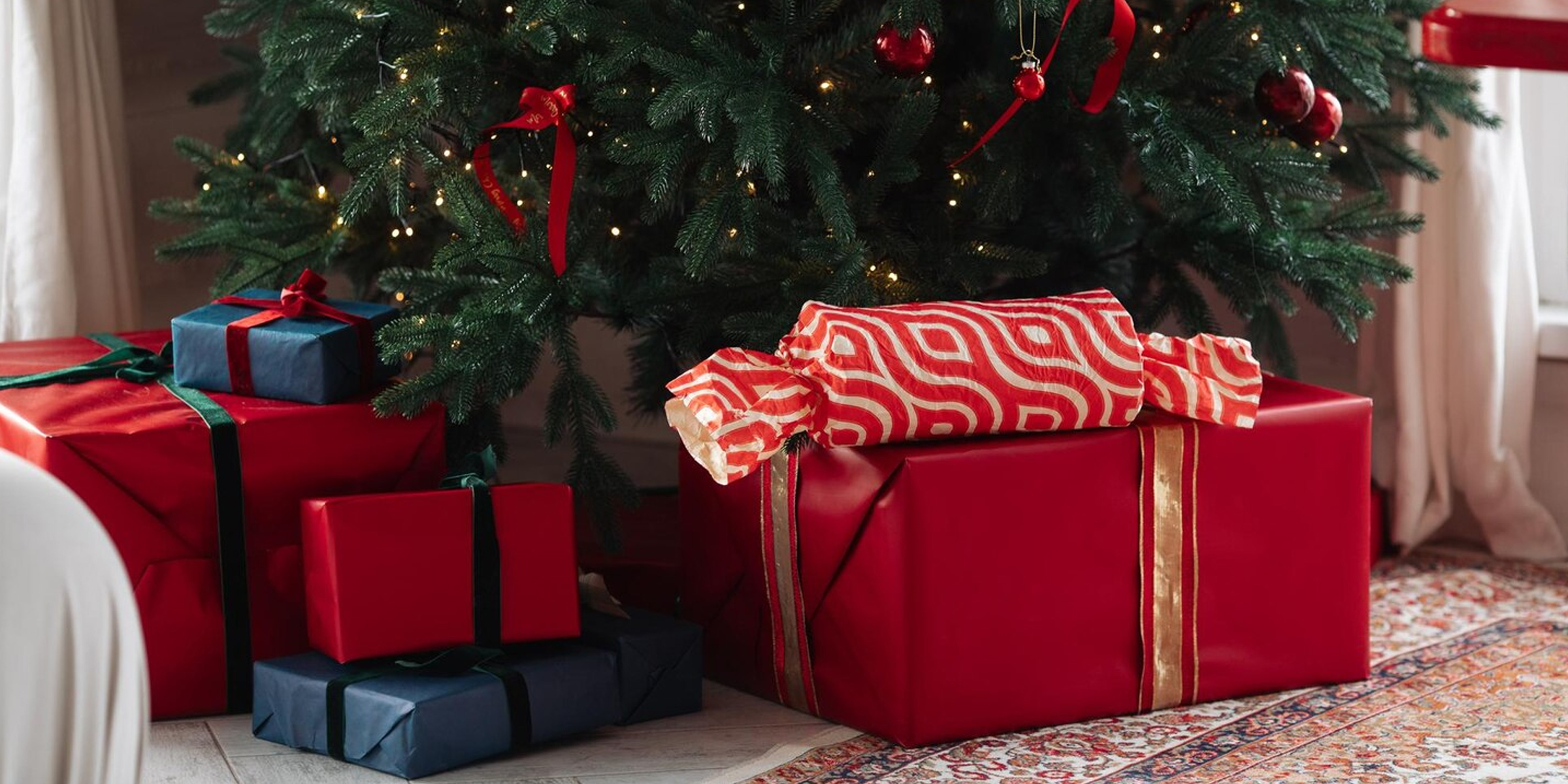 Geschenke unter einem Weihnachtsbaum | Quelle: Freepik