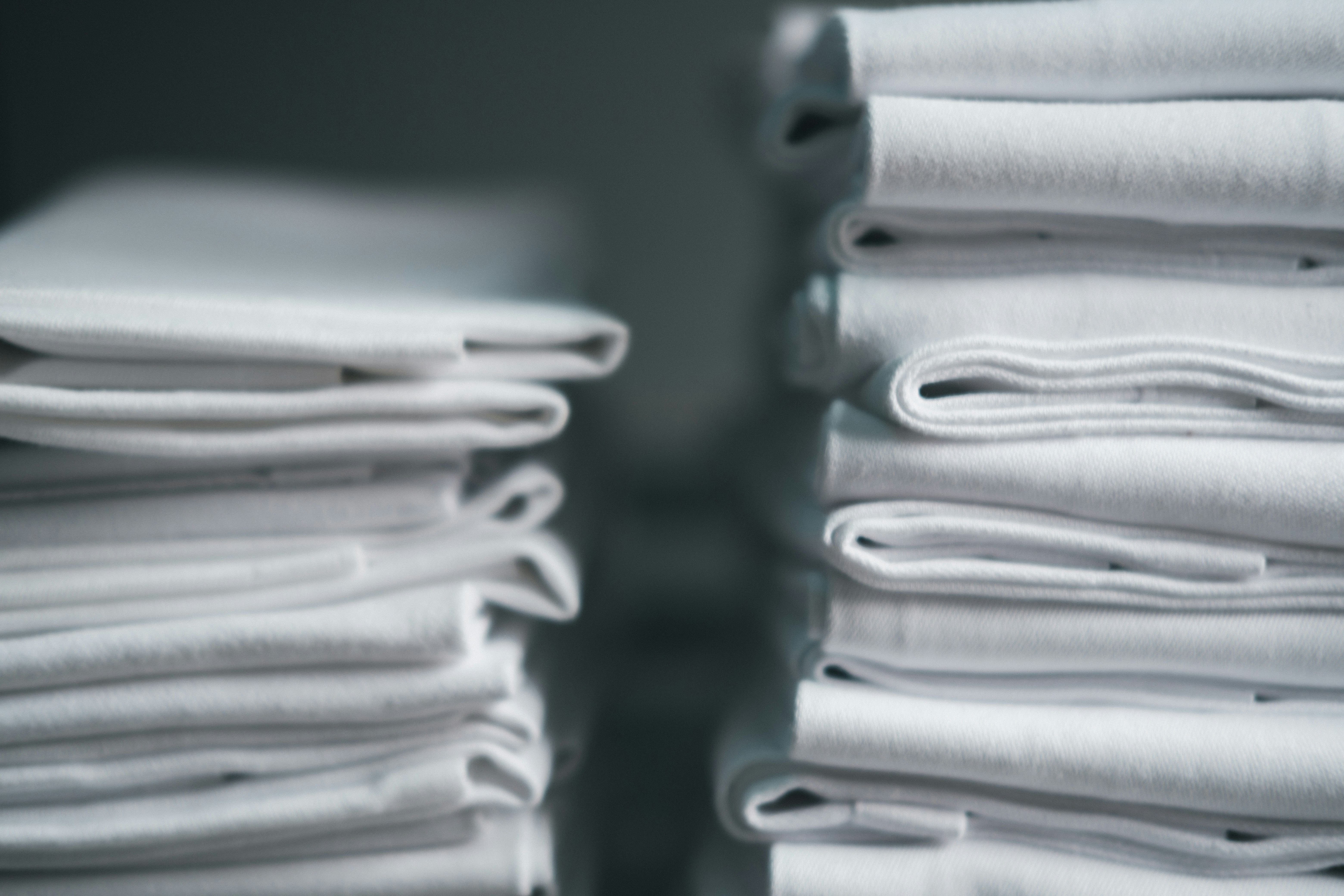 Ein Stapel weißer Servietten | Quelle: Unsplash