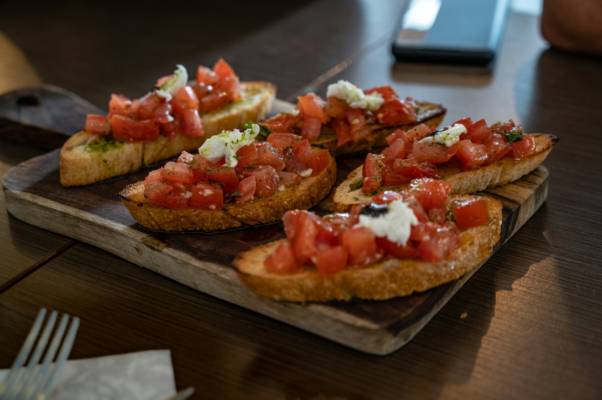 Bruschetta auf einem Tisch | Quelle: Unsplash