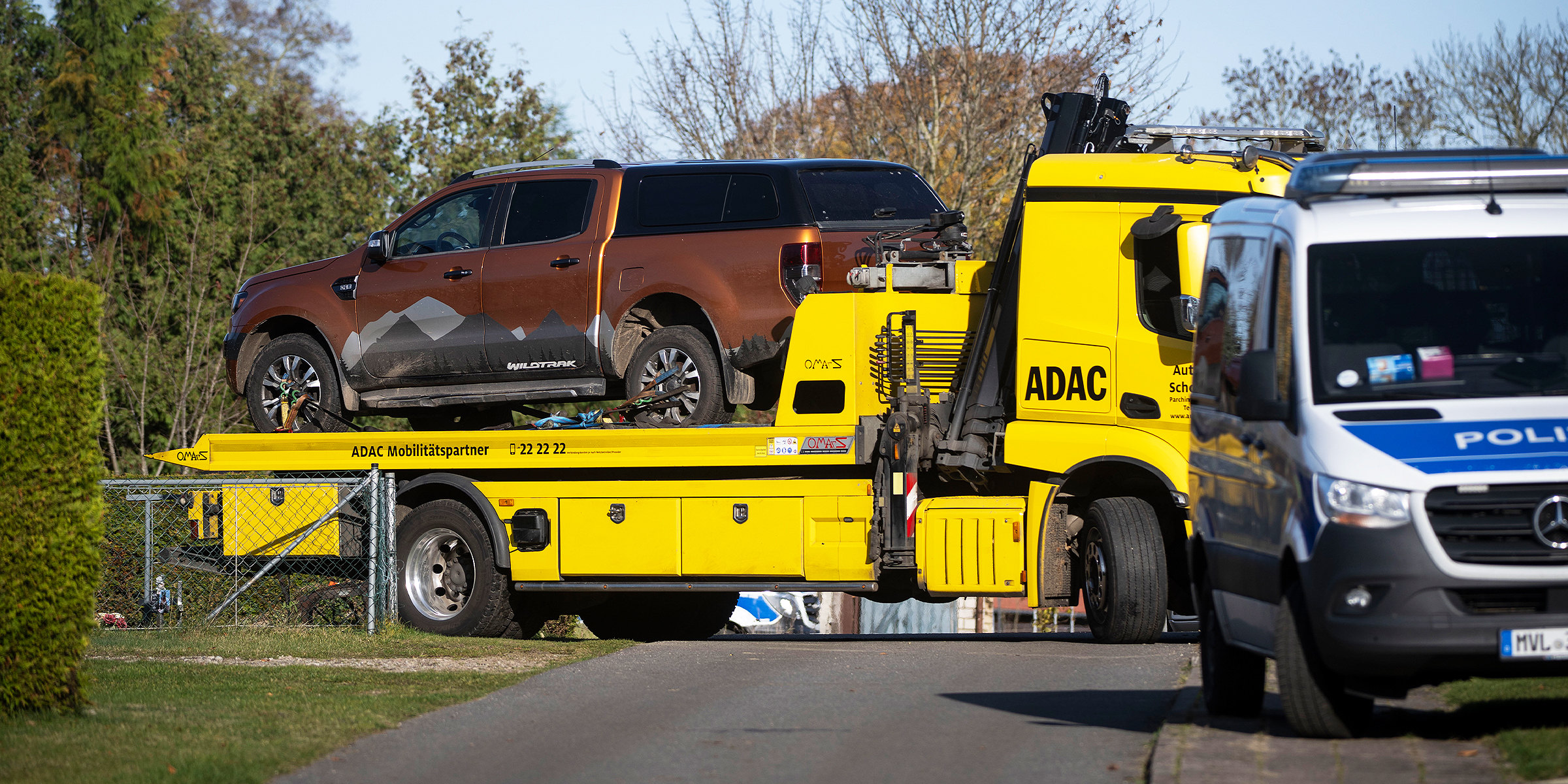 Das Auto der Verdächtigen wird abgeschleppt | Quelle: Getty Images