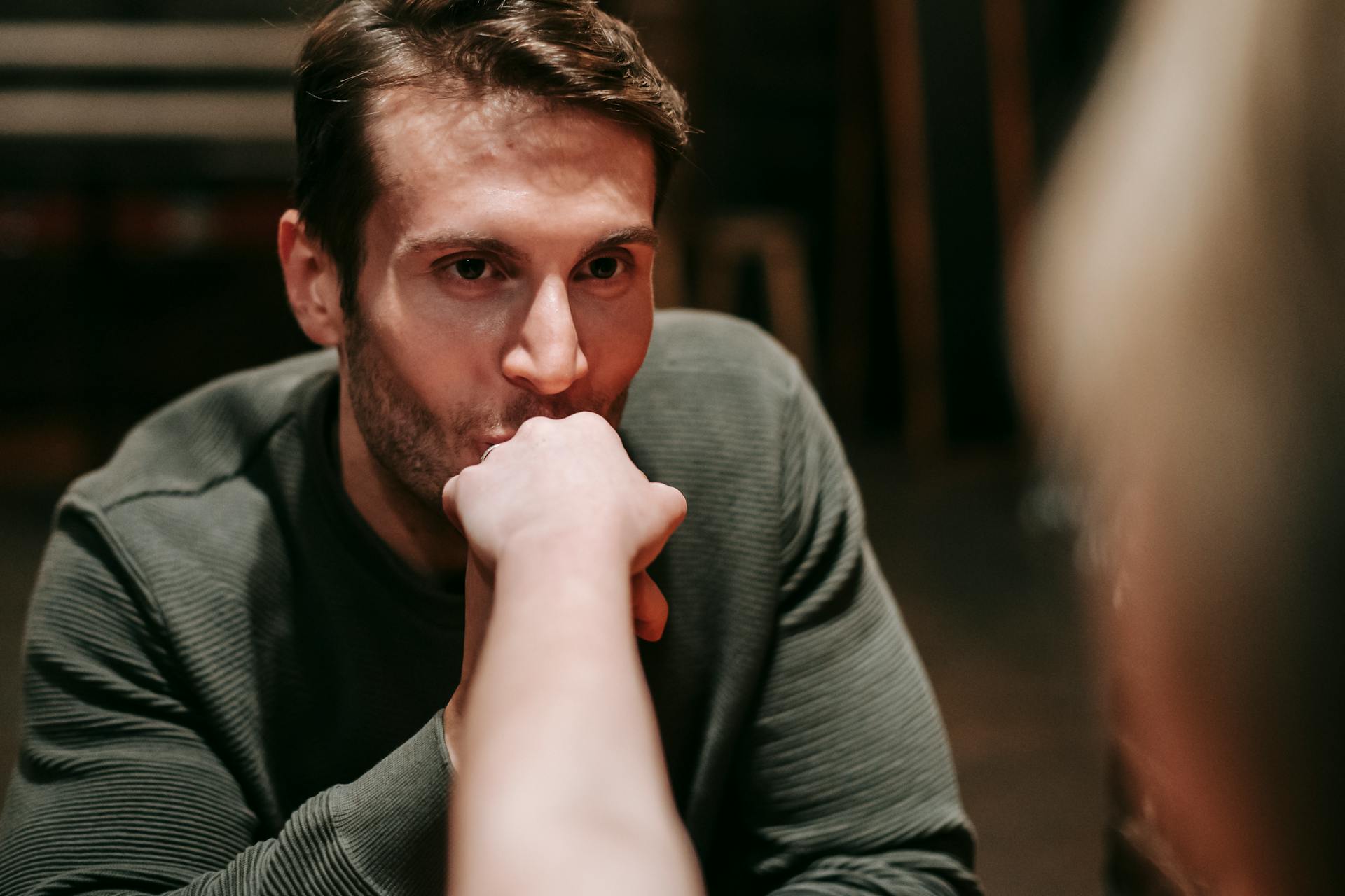 Ein Mann küsst eine Frau auf die Hand | Quelle: Pexels