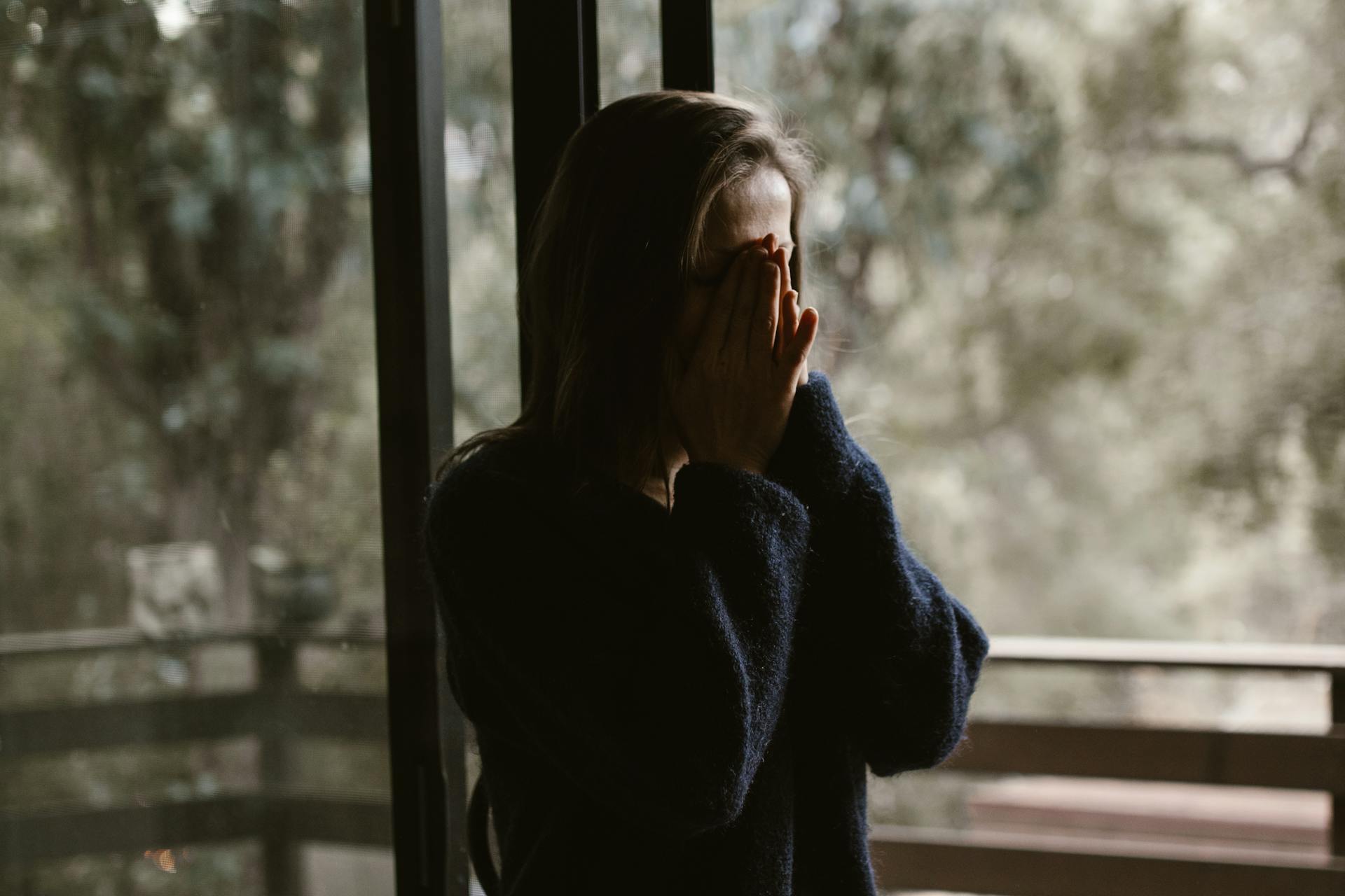 Eine Frau, die ihr Gesicht mit ihren Händen bedeckt | Quelle: Pexels