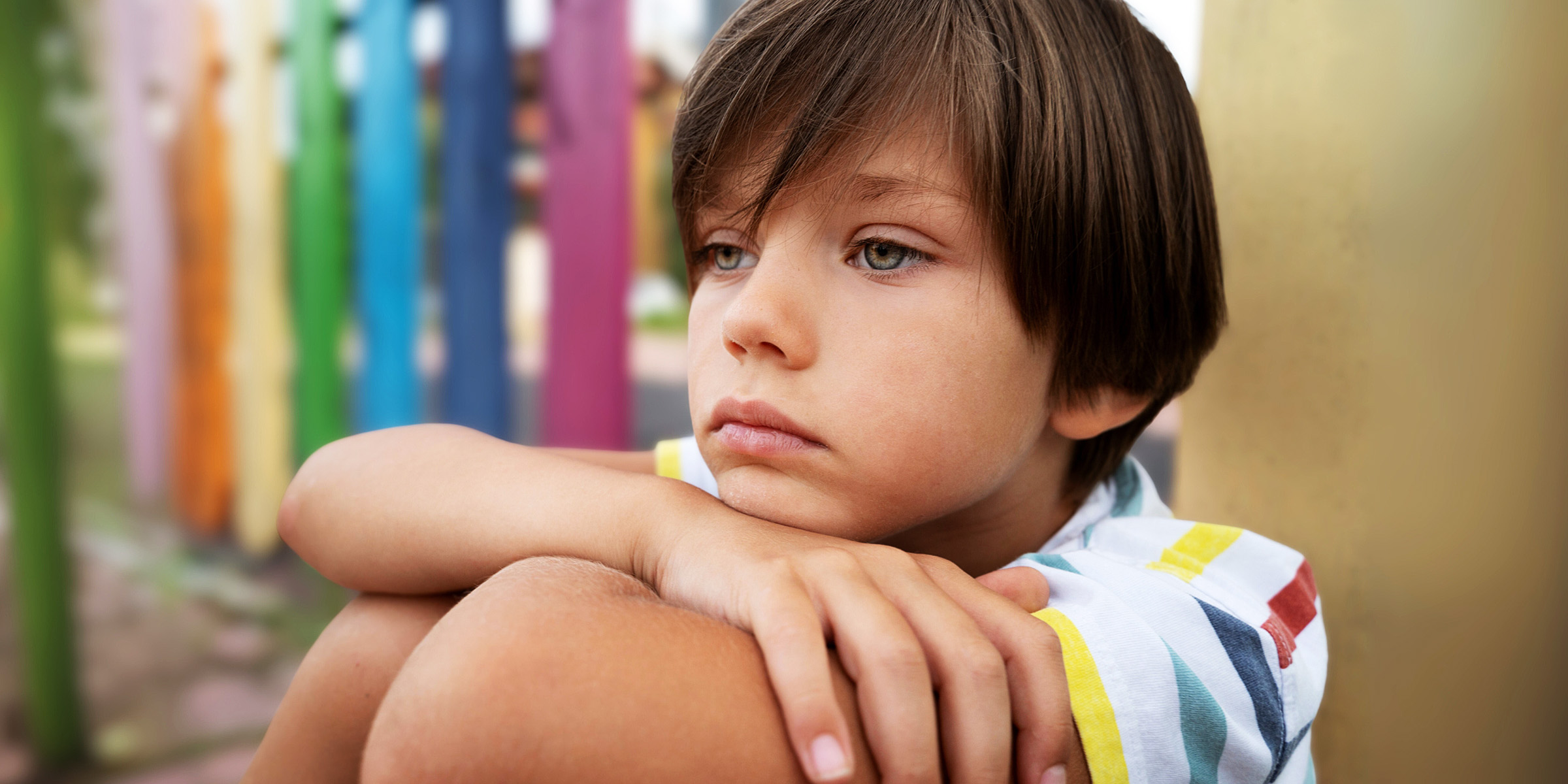 Ein trauriger kleiner Junge, der alleine sitzt | Quelle: Freepik