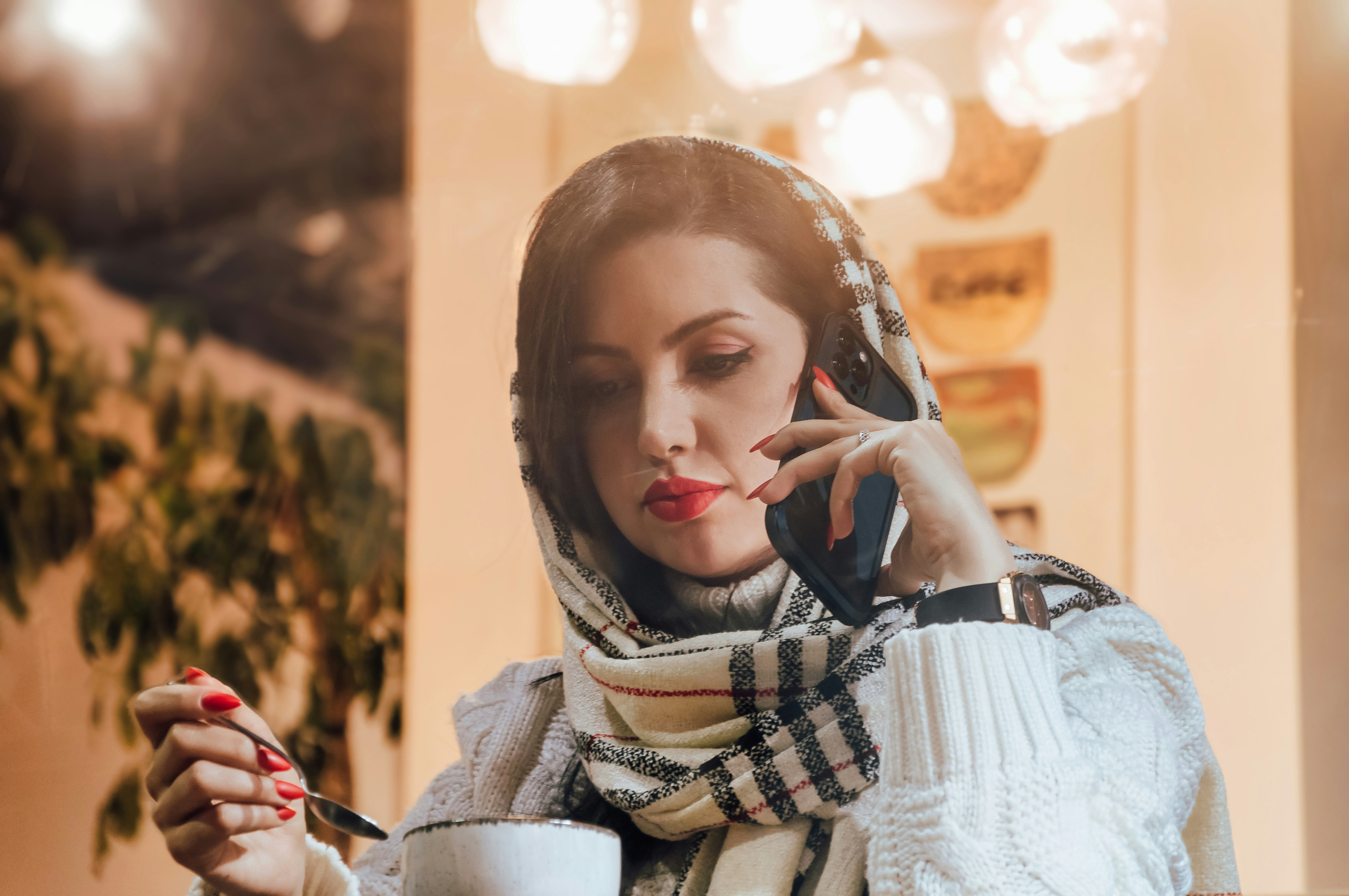 Eine Frau benutzt ihr Telefon | Quelle: Unsplash