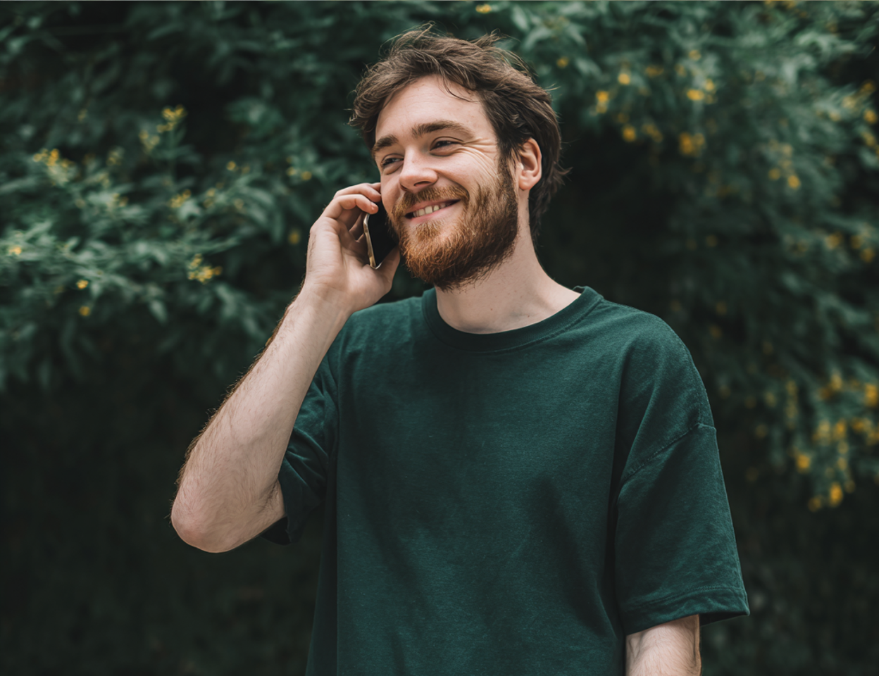Ein lächelnder Mann spricht am Telefon | Quelle: Midjourney