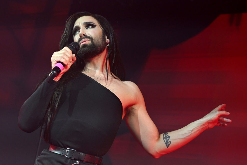 Conchita Wurst auf der Bühne während der London Eurovision Party 2024 im Outernet London am 07. April 2024 in London, England | Quelle: Getty Images