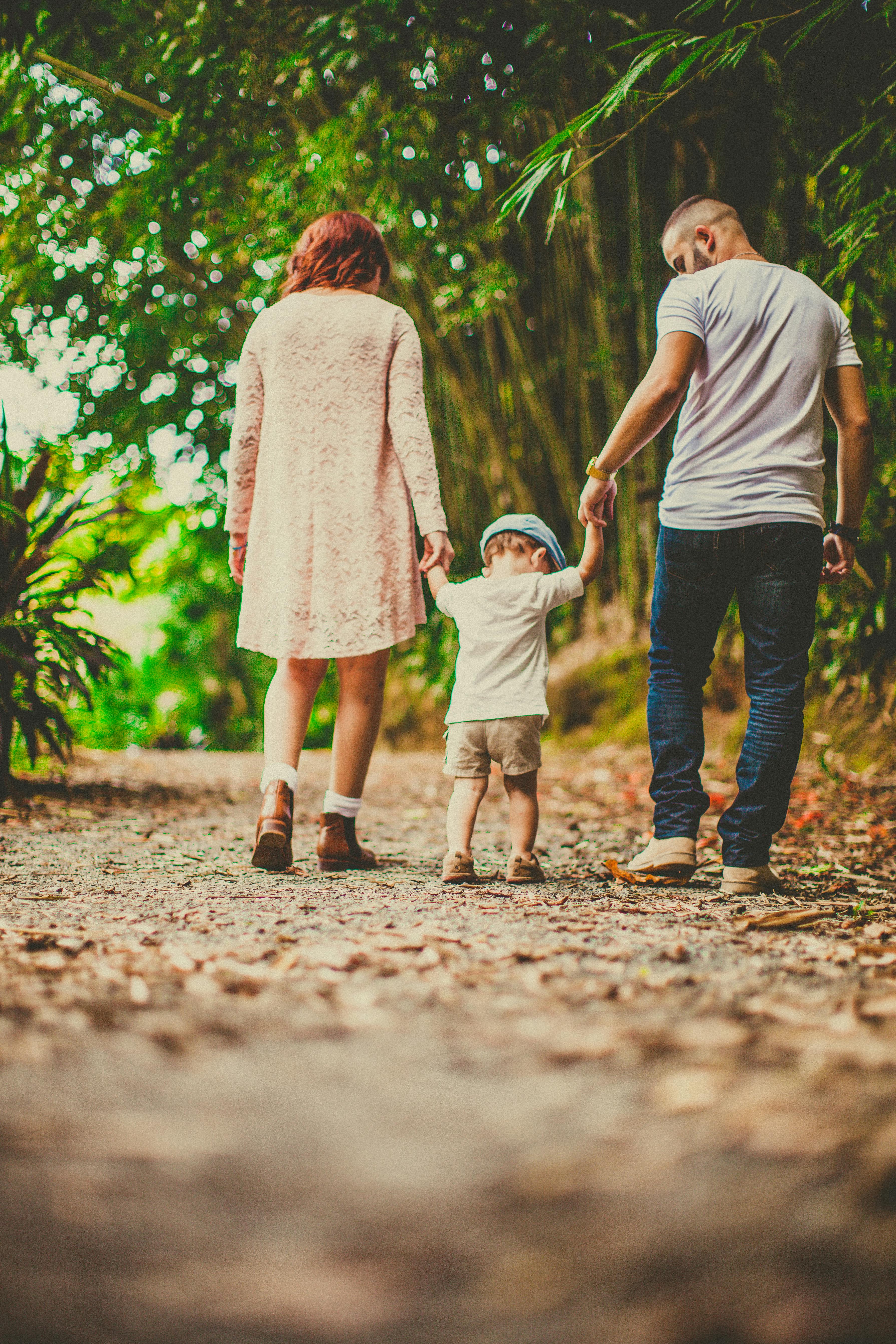 Ein Paar mit seinem Sohn | Quelle: Pexels