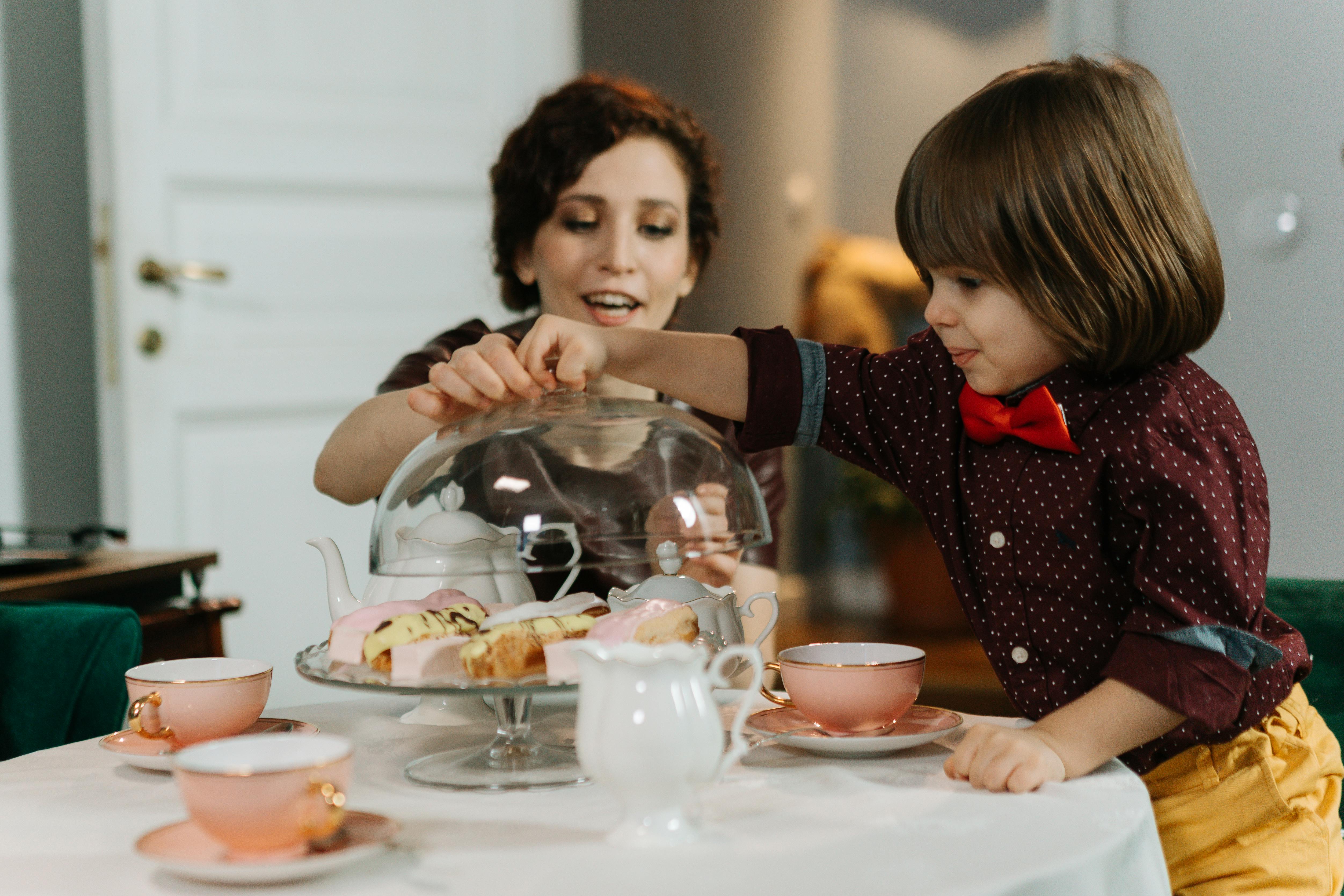 Kindermädchen, das sich um ein Kind kümmert | Quelle: Pexels