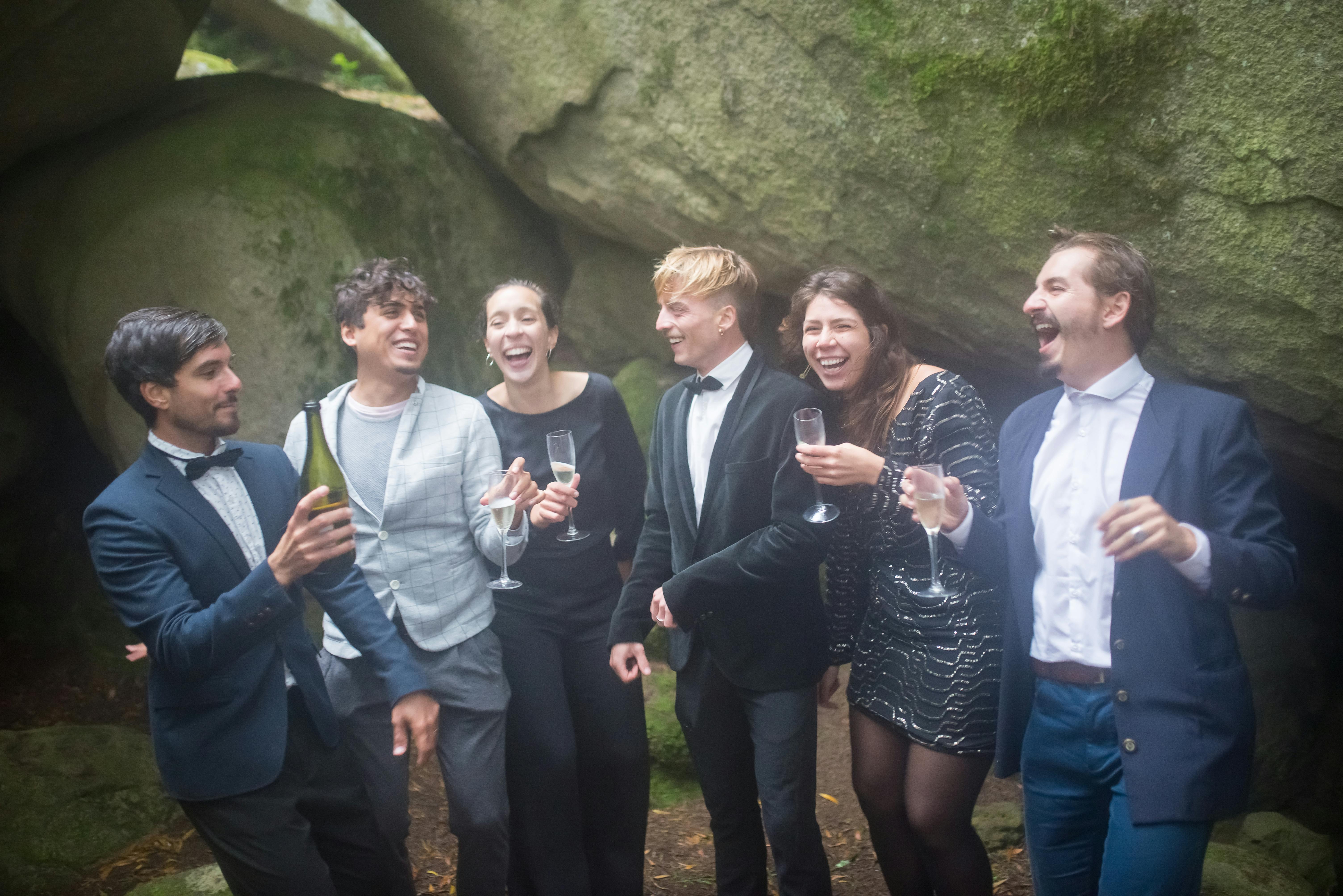 Formell gekleidete Freunde bei einem Drink | Quelle: Pexels