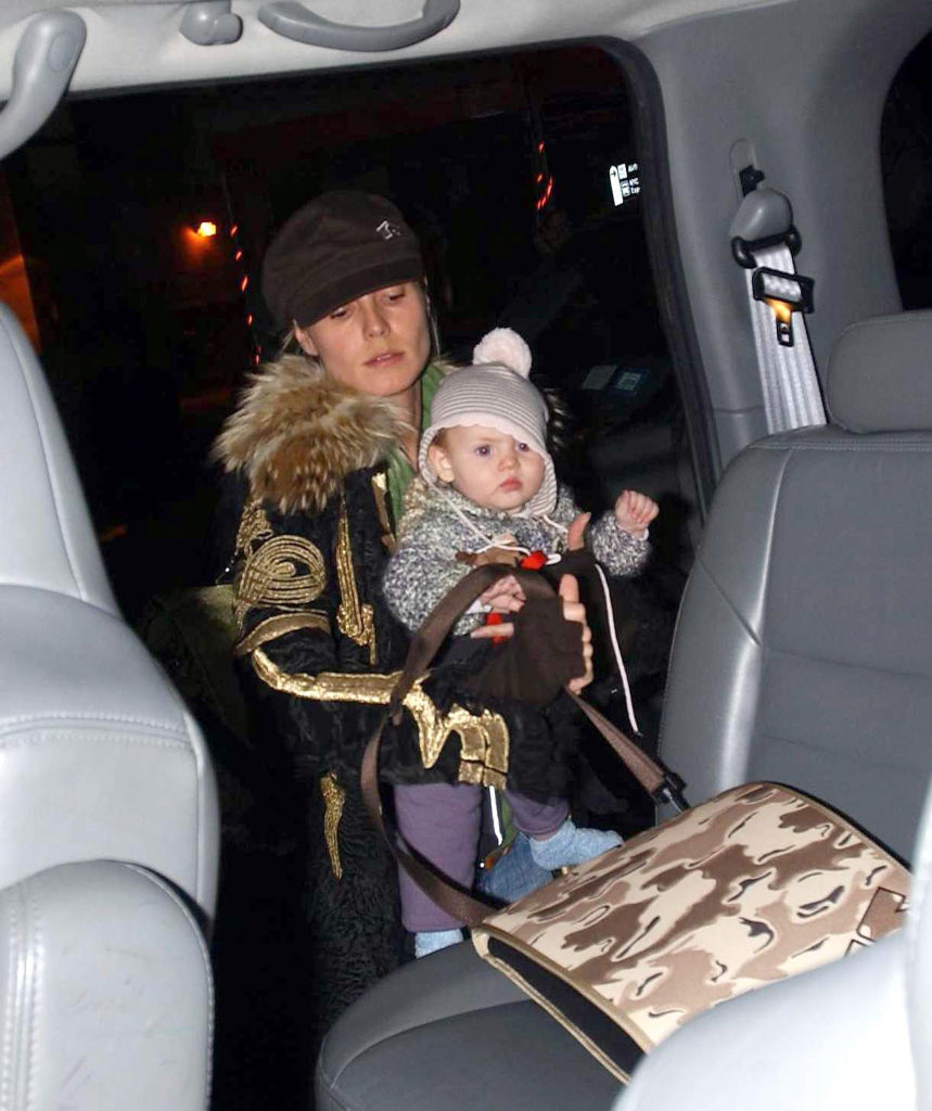 Supermodel Heidi Klum trägt ihre Tochter Leni am 16. Januar 2005 am JFK-Flughafen in New York City. | Quelle: Getty Images
